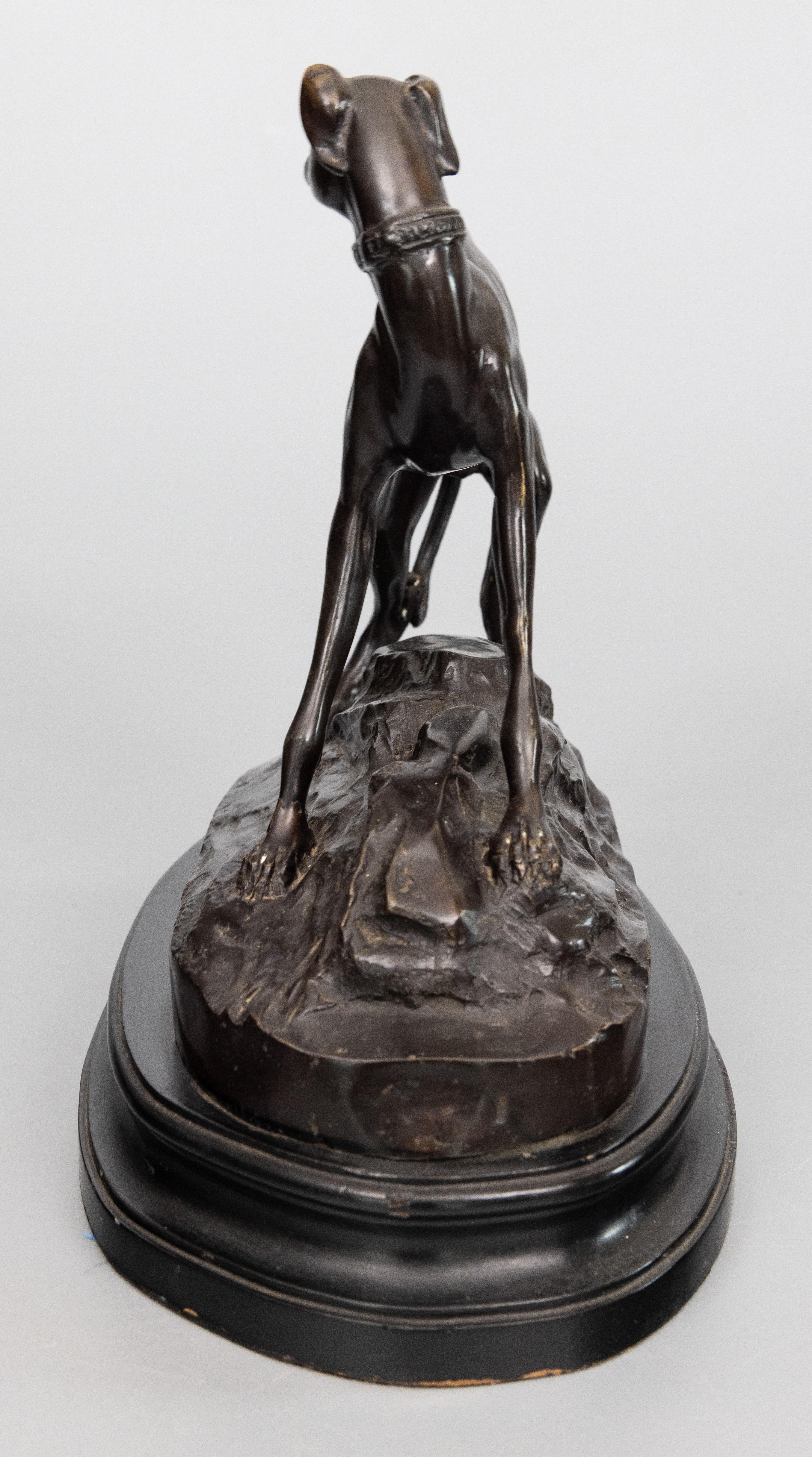 Scultura di cane Greyhound Whippet di grandi dimensioni in bronzo di metà secolo In condizioni buone in vendita a Pearland, TX