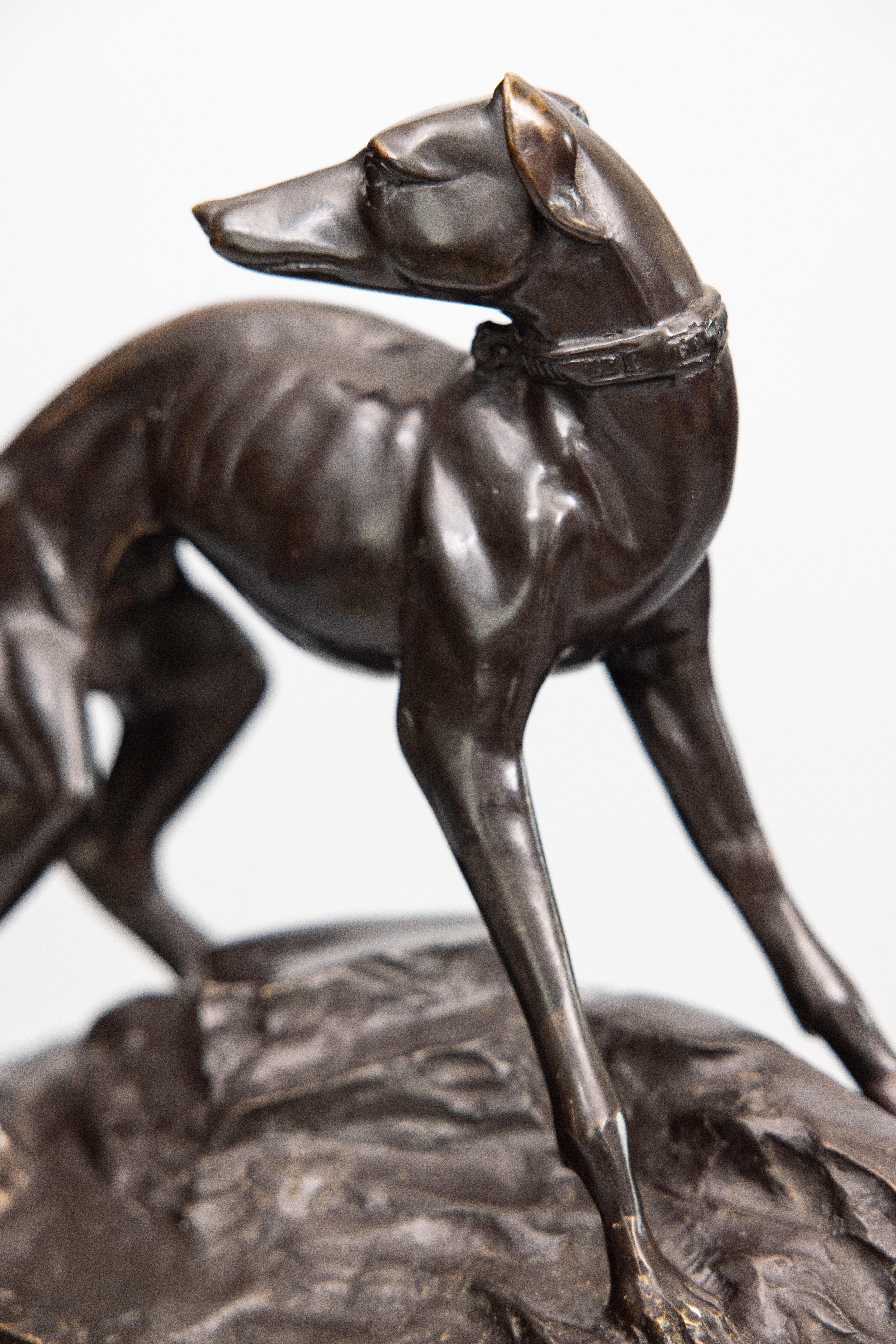 Metallo Scultura di cane Greyhound Whippet di grandi dimensioni in bronzo di metà secolo in vendita