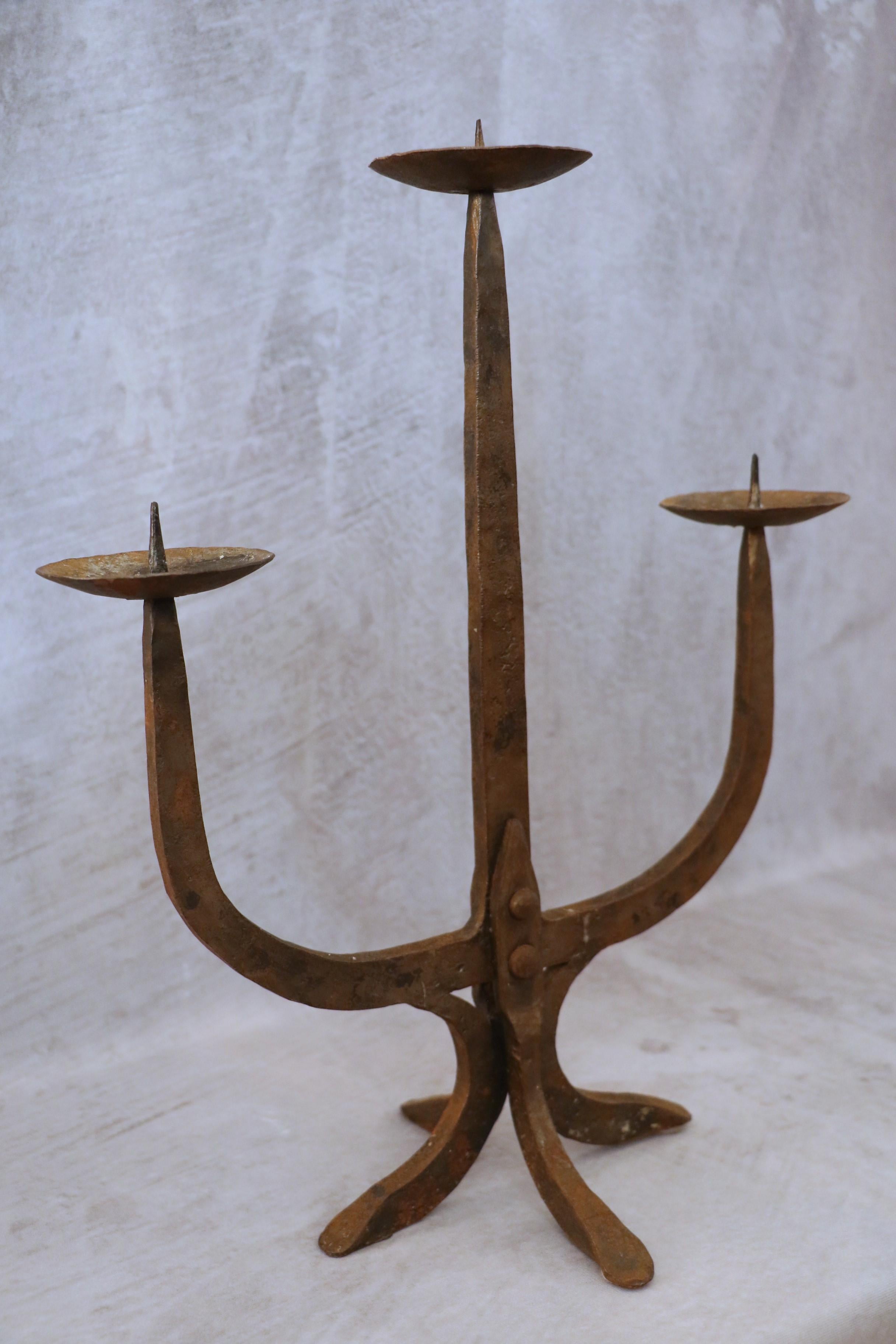 Grand chandelier Brutaliste du milieu du siècle Fer forgé 1950 style Atelier Marolles

Fantastique bougeoir brutaliste en fer forgé, attribué à l'Atelier de Marolles, France, années 1950. Forme simple et fantaisiste avec trois bougeoirs et une base