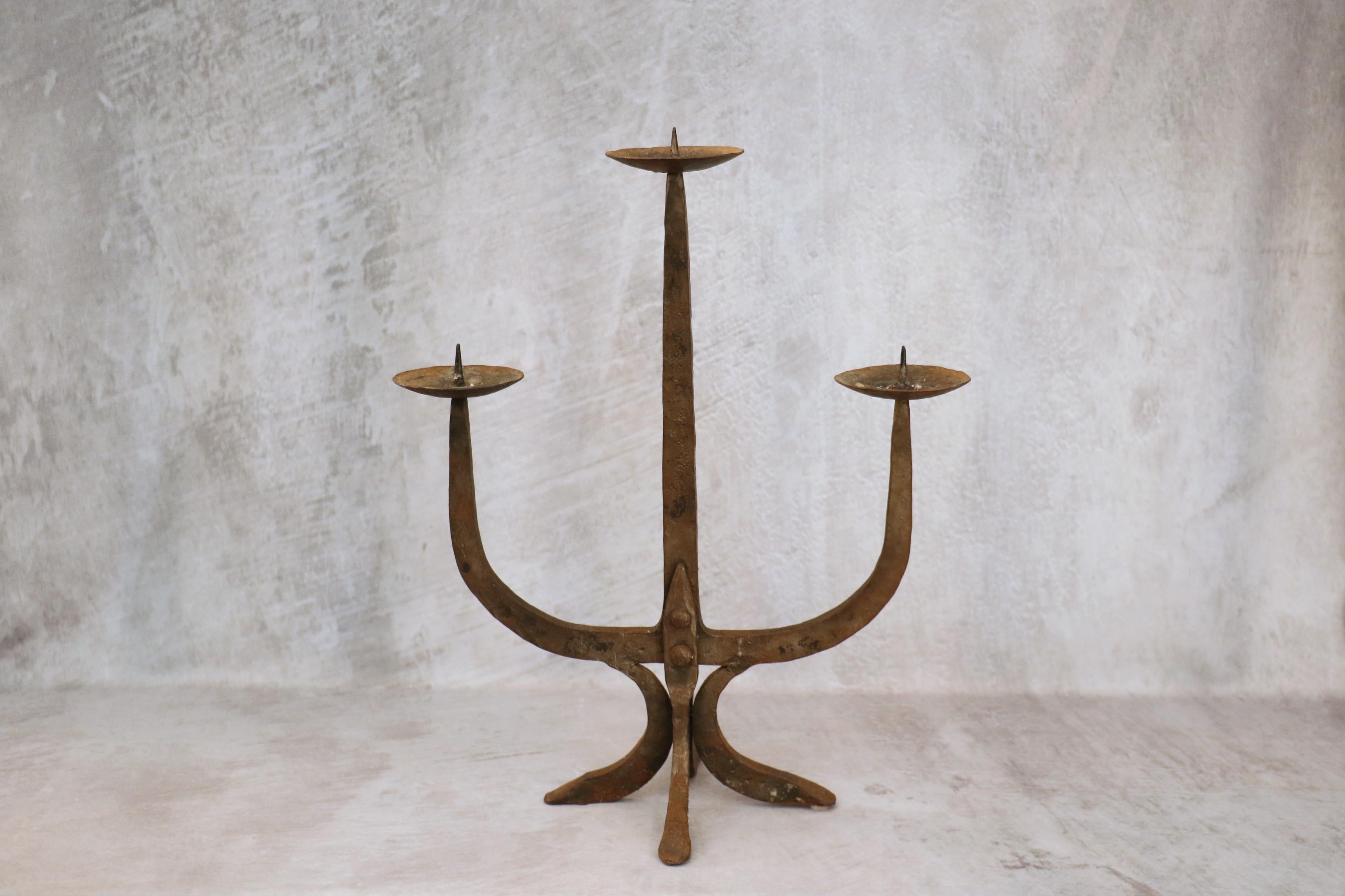Mid-Century Modern Grand chandelier Brutaliste du milieu du siècle Fer forgé 1950 style Atelier Marolles