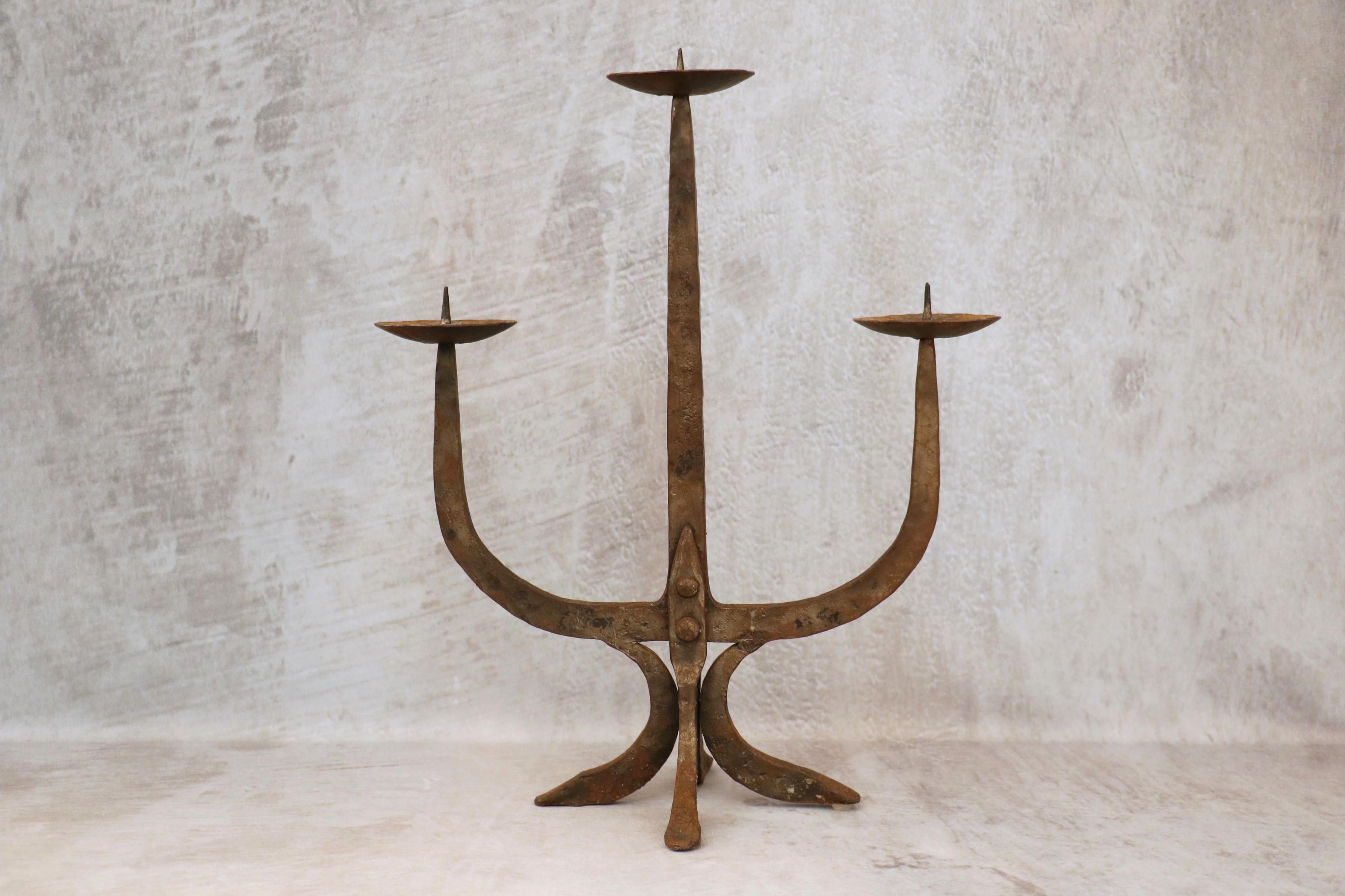 Français Grand chandelier Brutaliste du milieu du siècle Fer forgé 1950 style Atelier Marolles