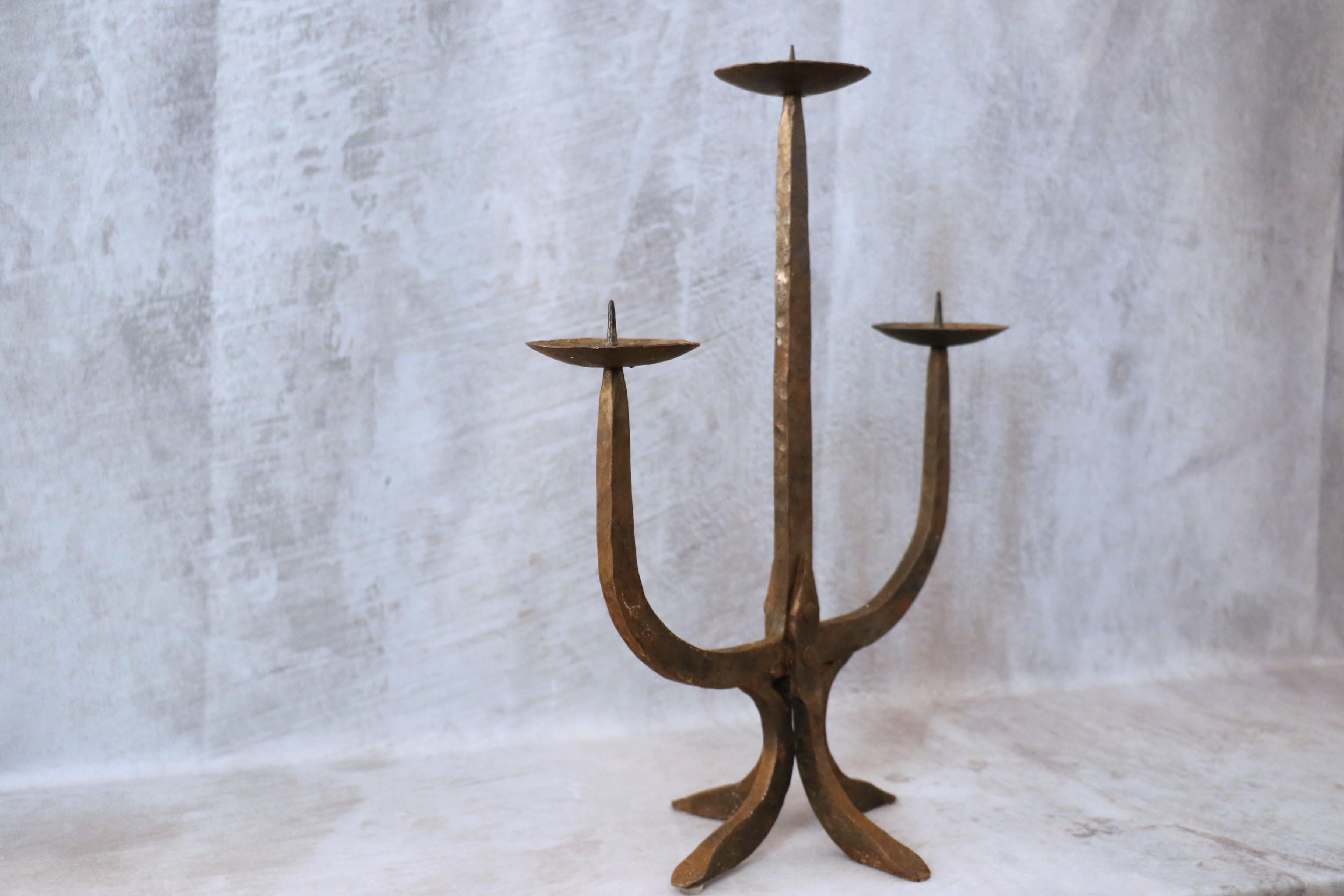 20ième siècle Grand chandelier Brutaliste du milieu du siècle Fer forgé 1950 style Atelier Marolles