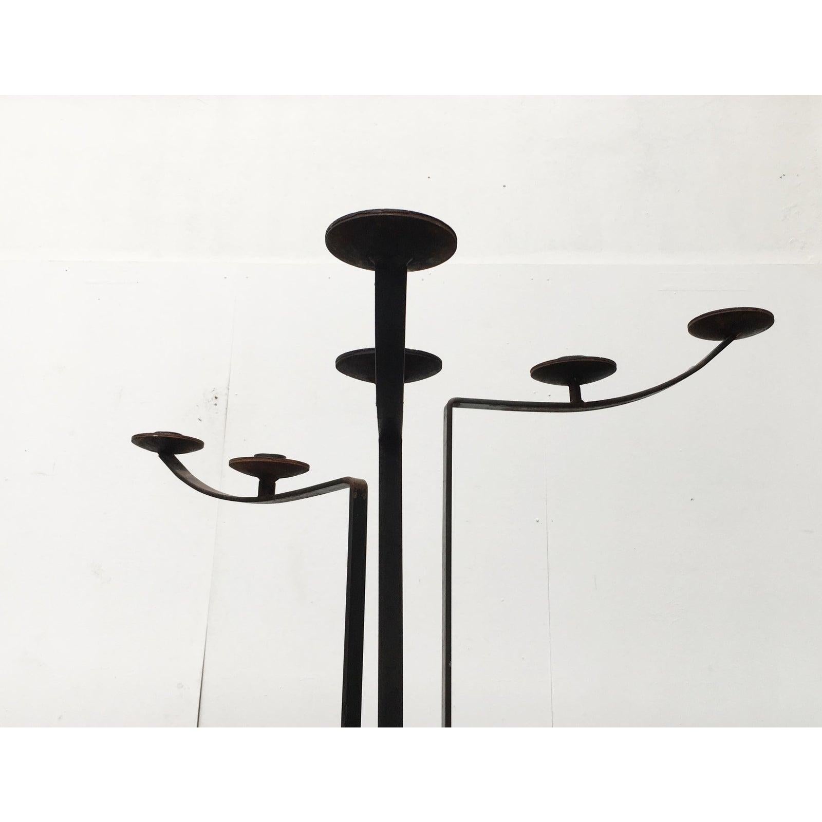 Großer brutalistischer Kerzenhalter, handgefertigt aus Stahl.

Zusätzliche Informationen:
MATERIALIEN: Metall
Farbe: Gray
Stile: Brutalismus, Moderne Mitte des Jahrhunderts
Zeitraum: 1960s
Artikel Typ: Vintage, antik oder aus Vorbesitz
Abmessungen: