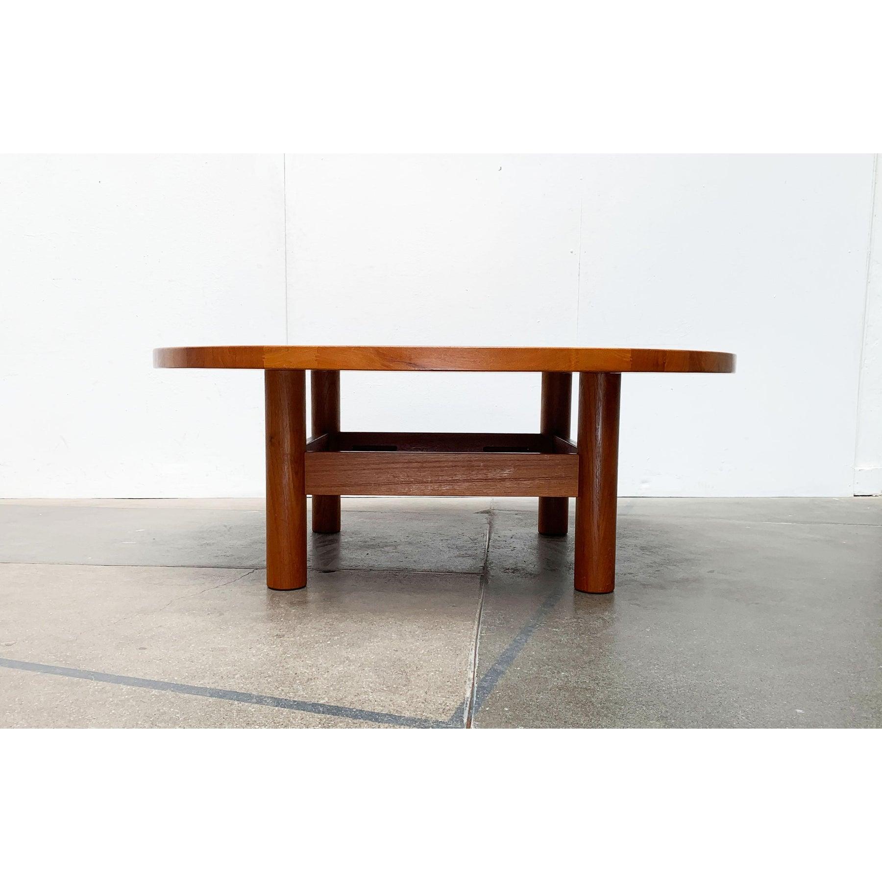 Tavolino in teak di grandi dimensioni realizzato in legno massiccio. Il linguaggio formale di questo tavolo è molto costruttivo. Il linguaggio formale di questo tavolo è molto costruttivo. La forma del telaio, con i suoi sostegni simili a colonne,