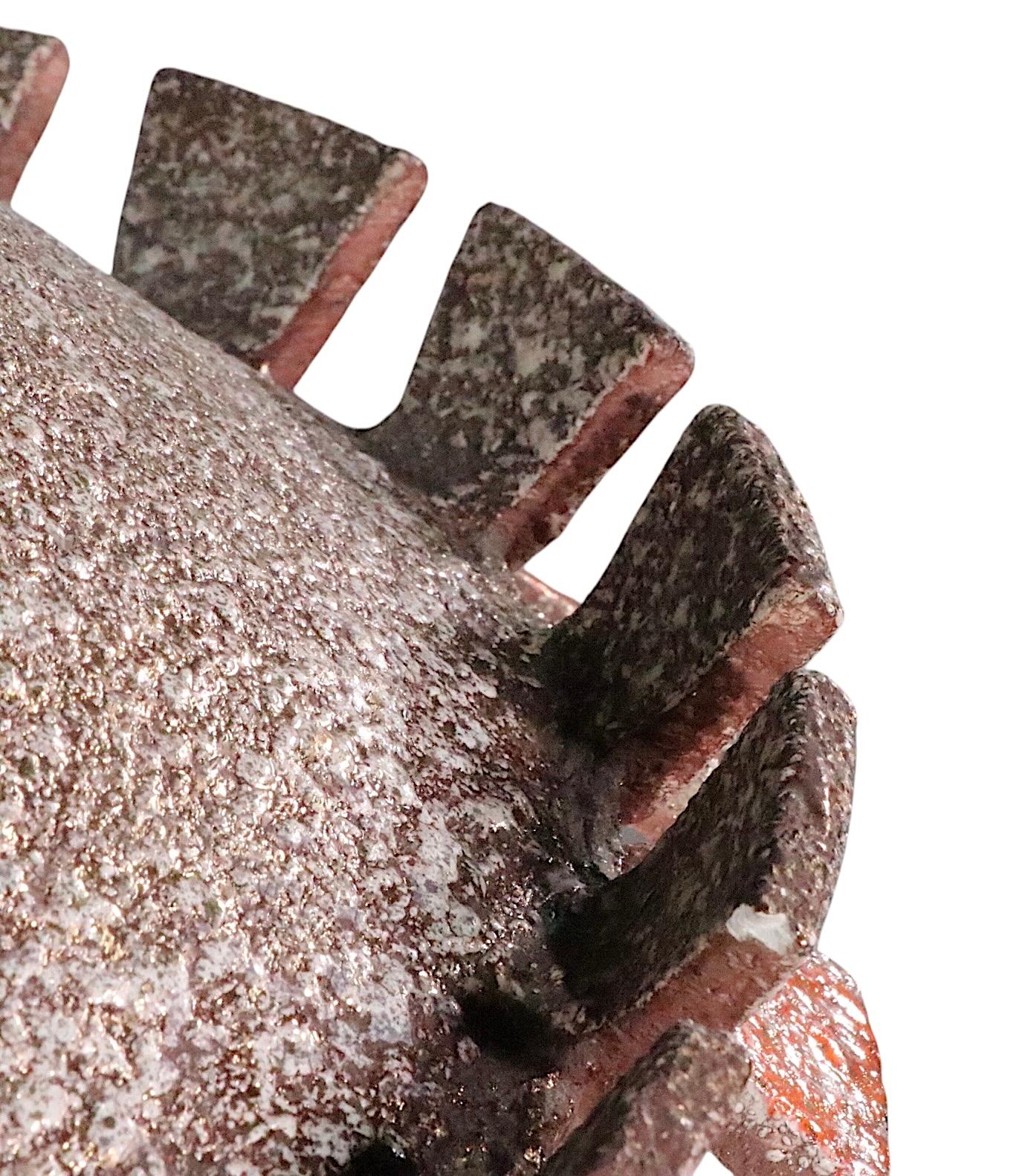 Exceptionnelle lampe de table en céramique du milieu du siècle, de style brutaliste, présentant un corps géométrique architectural, avec une forme conique opposée, entourée d'une  Fermeture à glissière géométrique au centre de languettes marron et