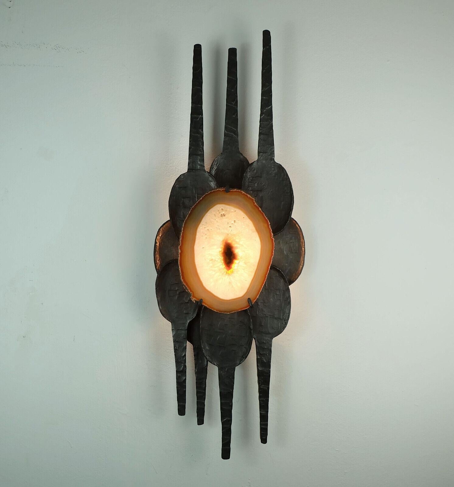 large mid century brutalist WALL SCONCE wrought iron and agate  In Good Condition In Mannheim, DE