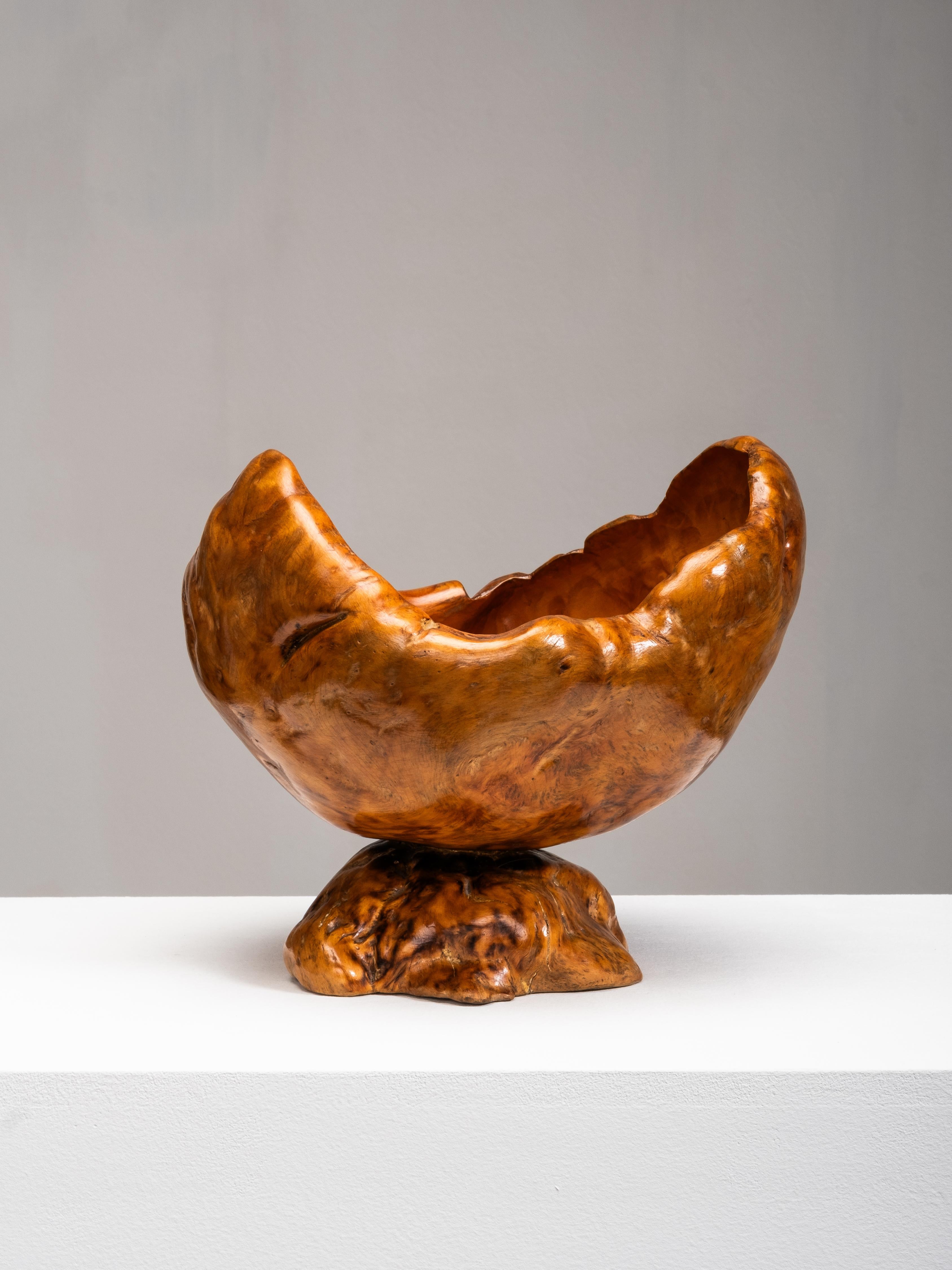 Grande ciotola in legno di radica della metà del secolo, Finlandia, 1954 In condizioni buone in vendita a Karis, Nyland