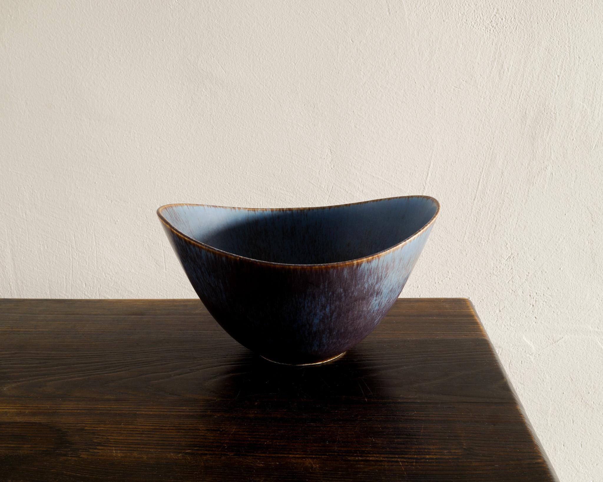 Rare and large ceramic / stoneware bowl in blue brown glaze by Gunnar Nylund produced by Rörstrand Sweden 1950s. In good condition. Signed 