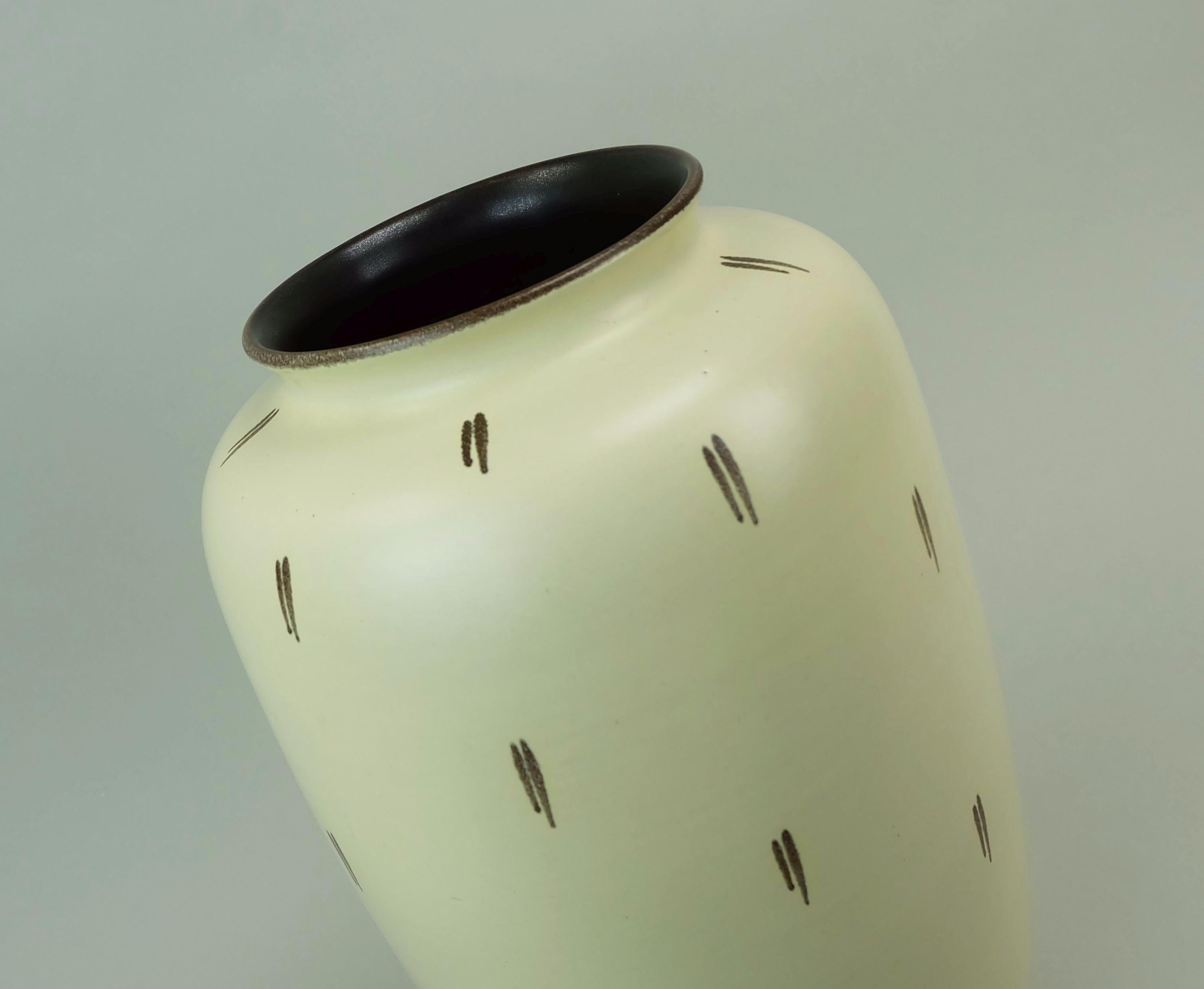 Grande vaso da terra in ceramica della metà del secolo scorso di Fritz Van Daalen, Aalen Germania. Model No. 81/10A, progettato da Friedrich Düpmann, prodotto dal 1956 alla fine degli anni Cinquanta. Forma classica, smalto giallo pastello opaco con