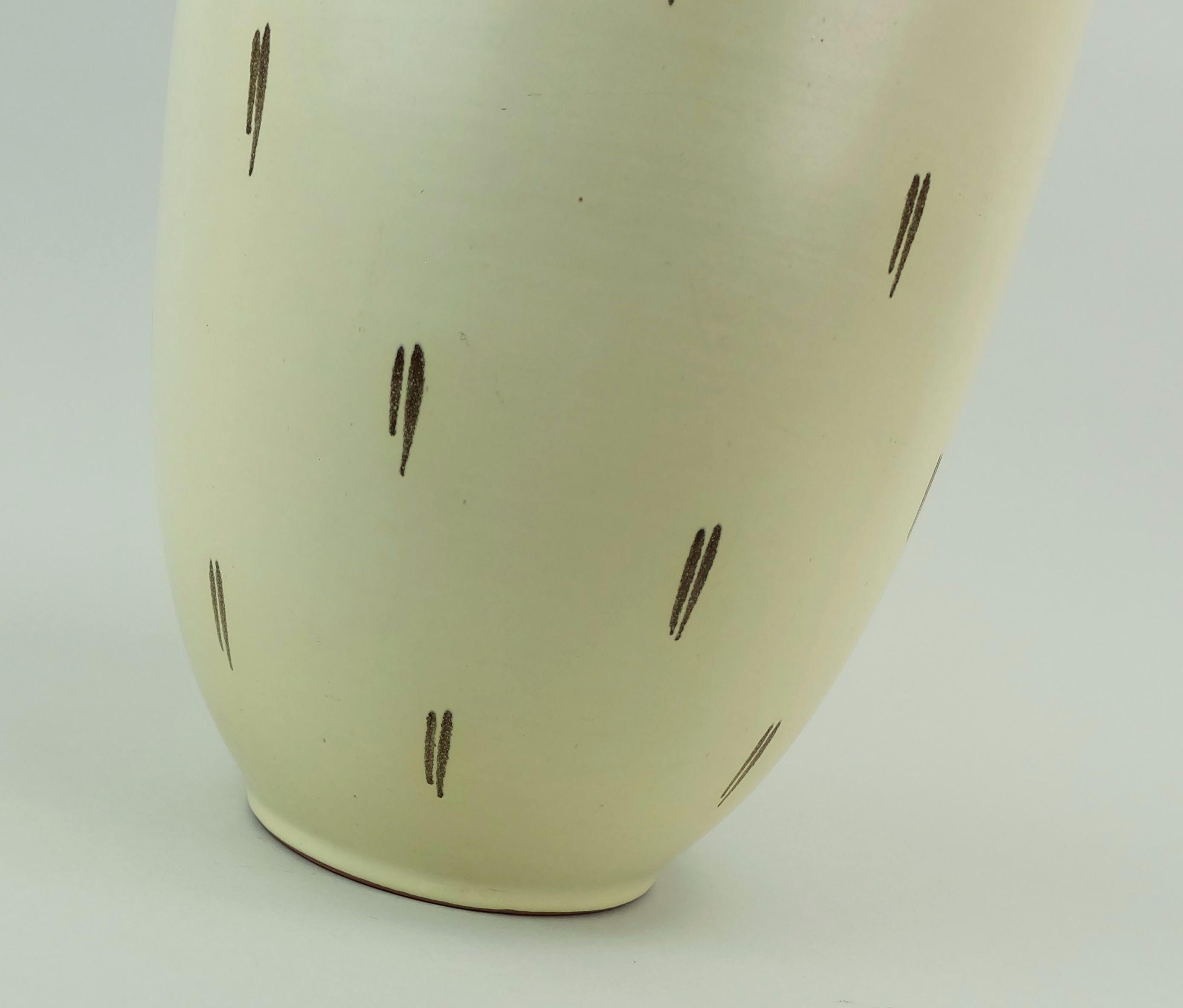 Mid-Century moderno grande vaso da terra in ceramica del 1950 di Fritz Van Daalen, modello No. 81/10A in vendita
