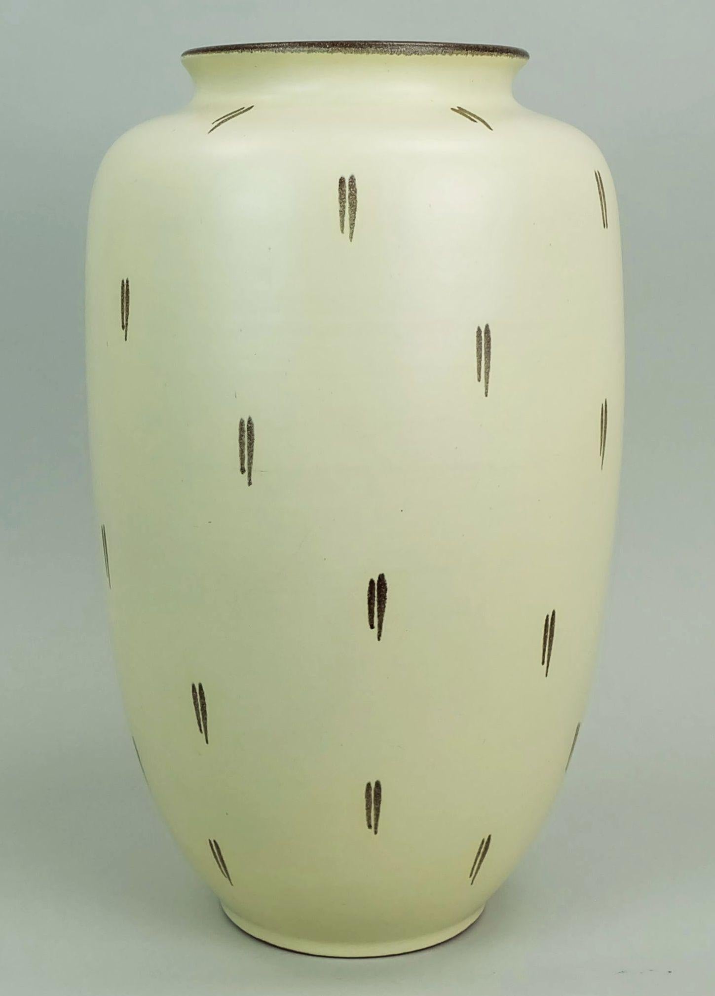Ceramica grande vaso da terra in ceramica del 1950 di Fritz Van Daalen, modello No. 81/10A in vendita