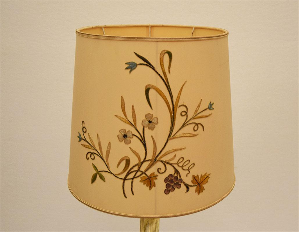 Große Keramiklampe aus der Mitte des Jahrhunderts (97 cm) mit Blumendekoration, 1950er Jahre im Angebot 3