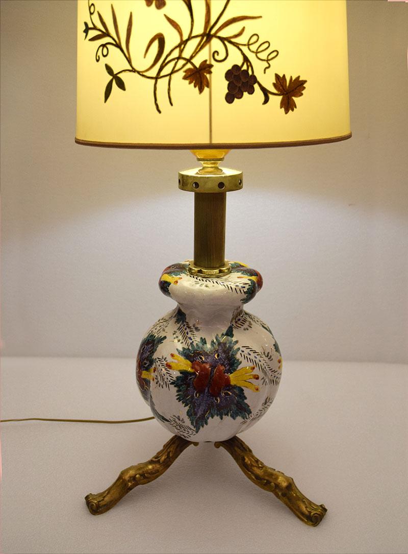 Embroidered Large mid-century ceramic lamp (97 cm) with floral decoration, 1950s For Sale