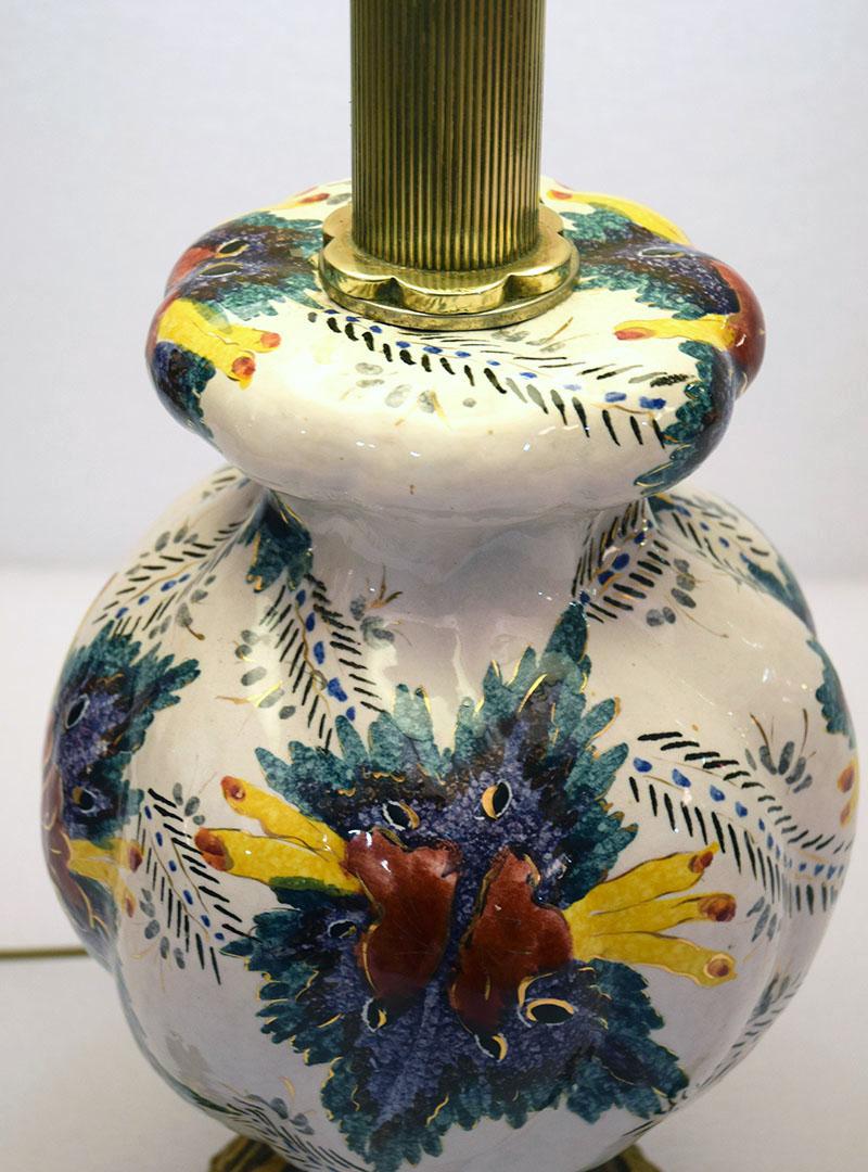Große Keramiklampe aus der Mitte des Jahrhunderts (97 cm) mit Blumendekoration, 1950er Jahre (Mitte des 20. Jahrhunderts) im Angebot