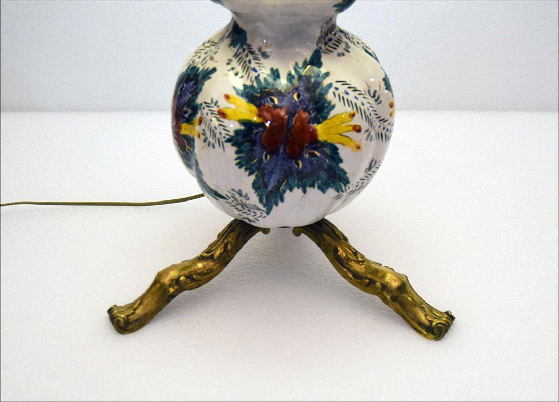 Große Keramiklampe aus der Mitte des Jahrhunderts (97 cm) mit Blumendekoration, 1950er Jahre (Messing) im Angebot