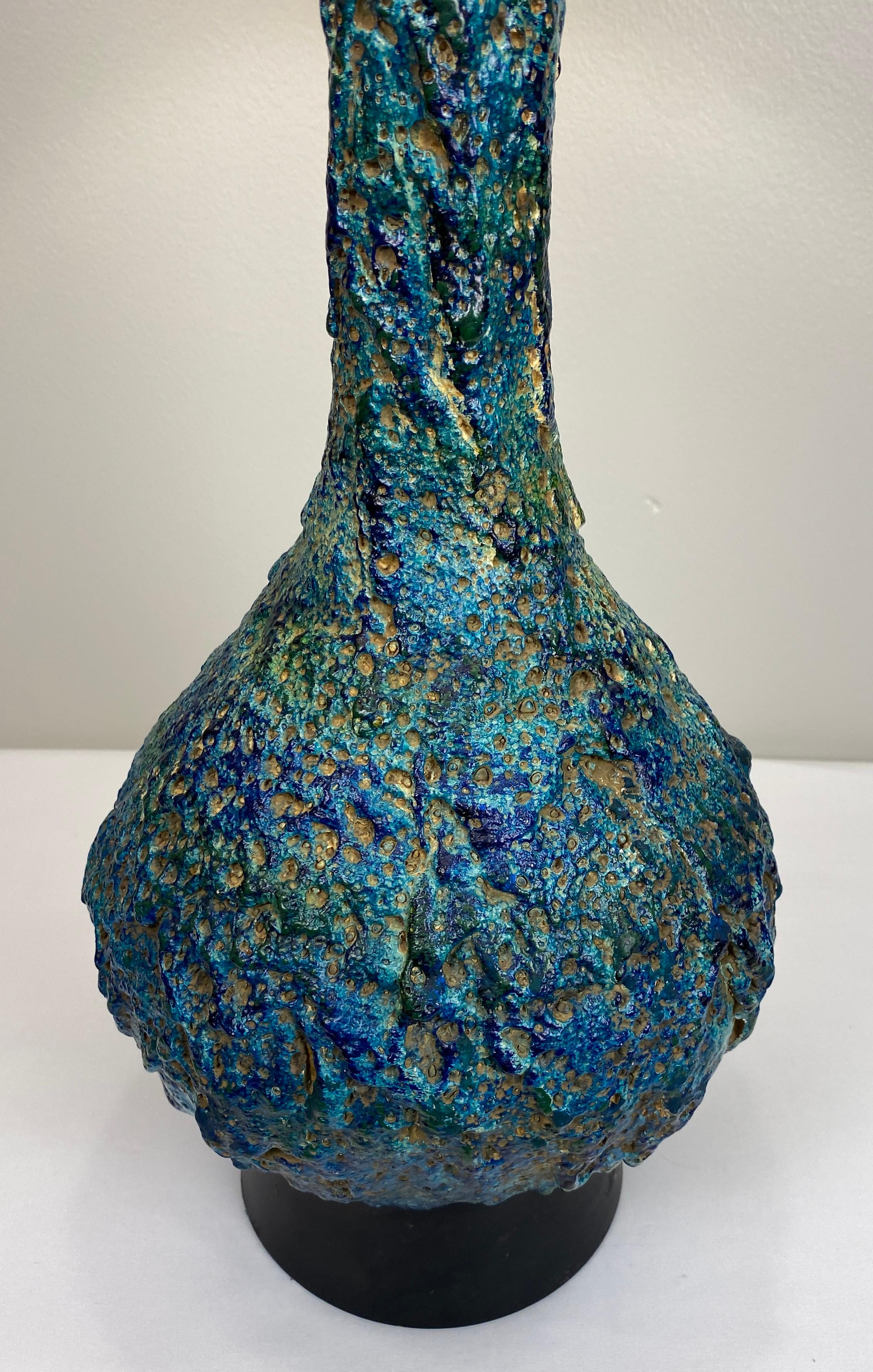 Große Mid-Century-Tischlampe aus Keramik in Blau und Beige (Handgefertigt) im Angebot