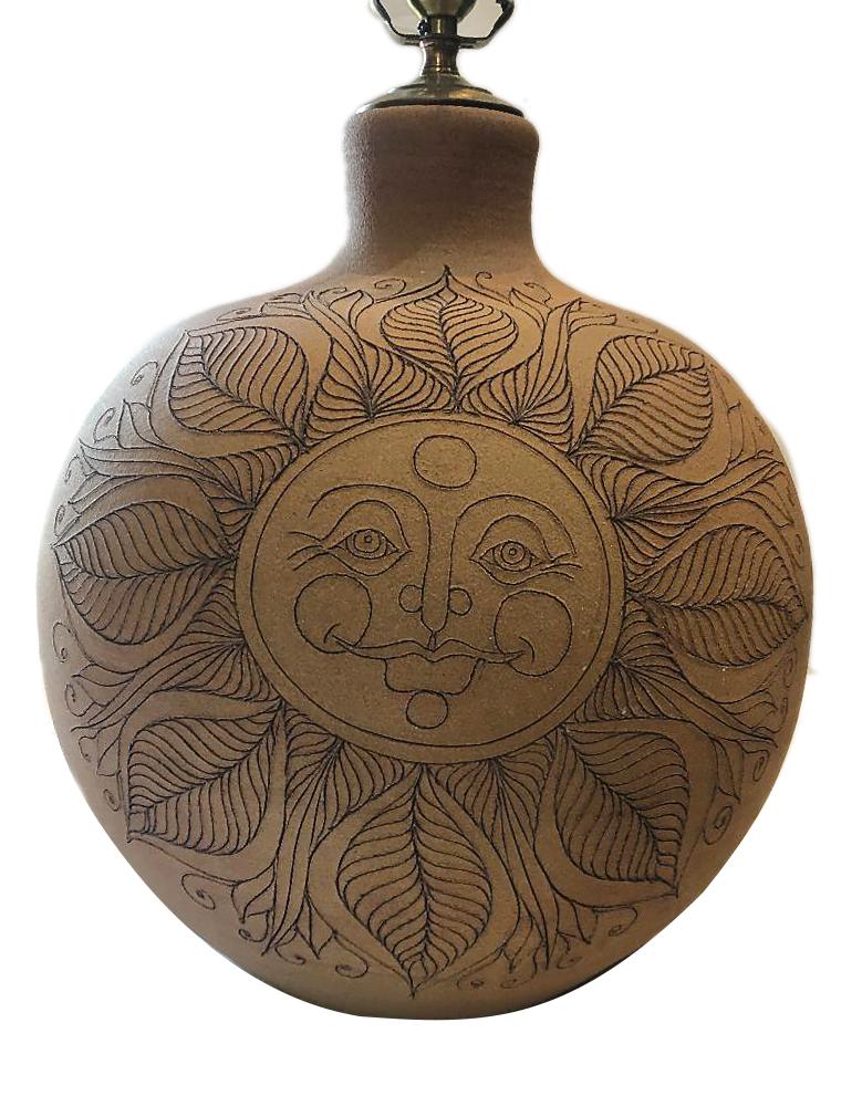 Eine italienische Keramik-Tischlampe aus den 1960er Jahren, die eine stilisierte Sonne darstellt.

Abmessungen:
Höhe des Körpers 19