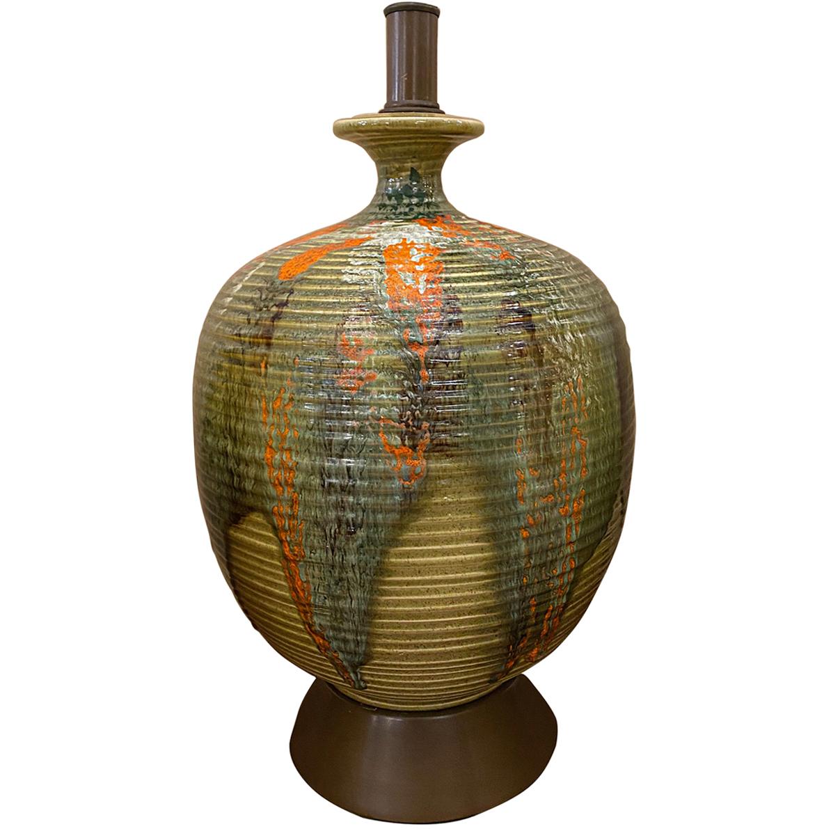 Lampe de table unique en céramique émaillée et texturée, datant des années 1960, avec base en bois.

Mesures :
Hauteur du corps : 18
Diamètre : 11