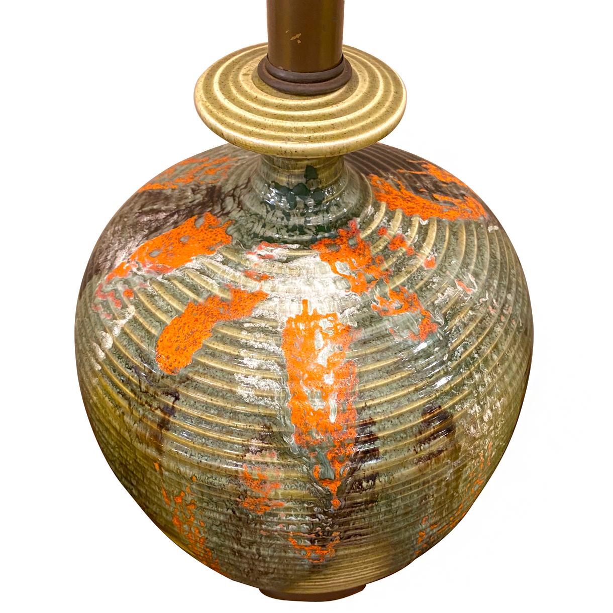 italien Grande lampe de table en céramique du milieu du siècle en vente