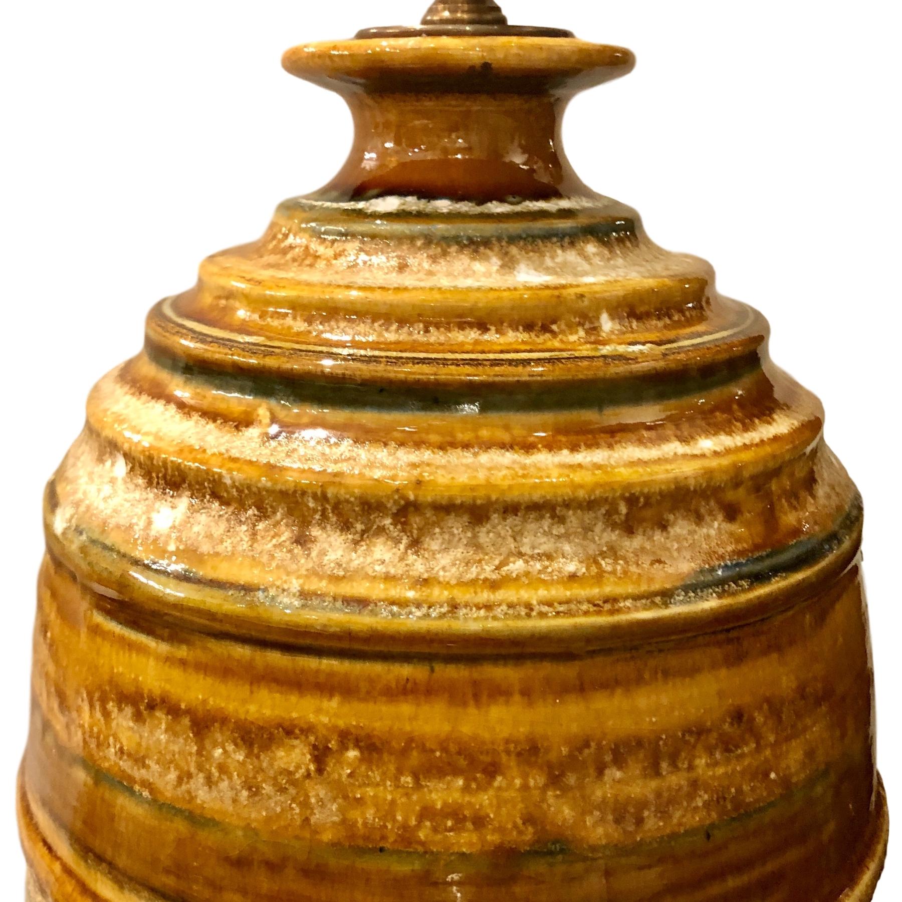 Vernissé Grande lampe de table en céramique du milieu du siècle en vente