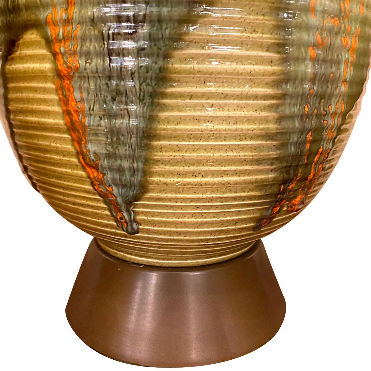 Vernissé Grande lampe de table en céramique du milieu du siècle en vente