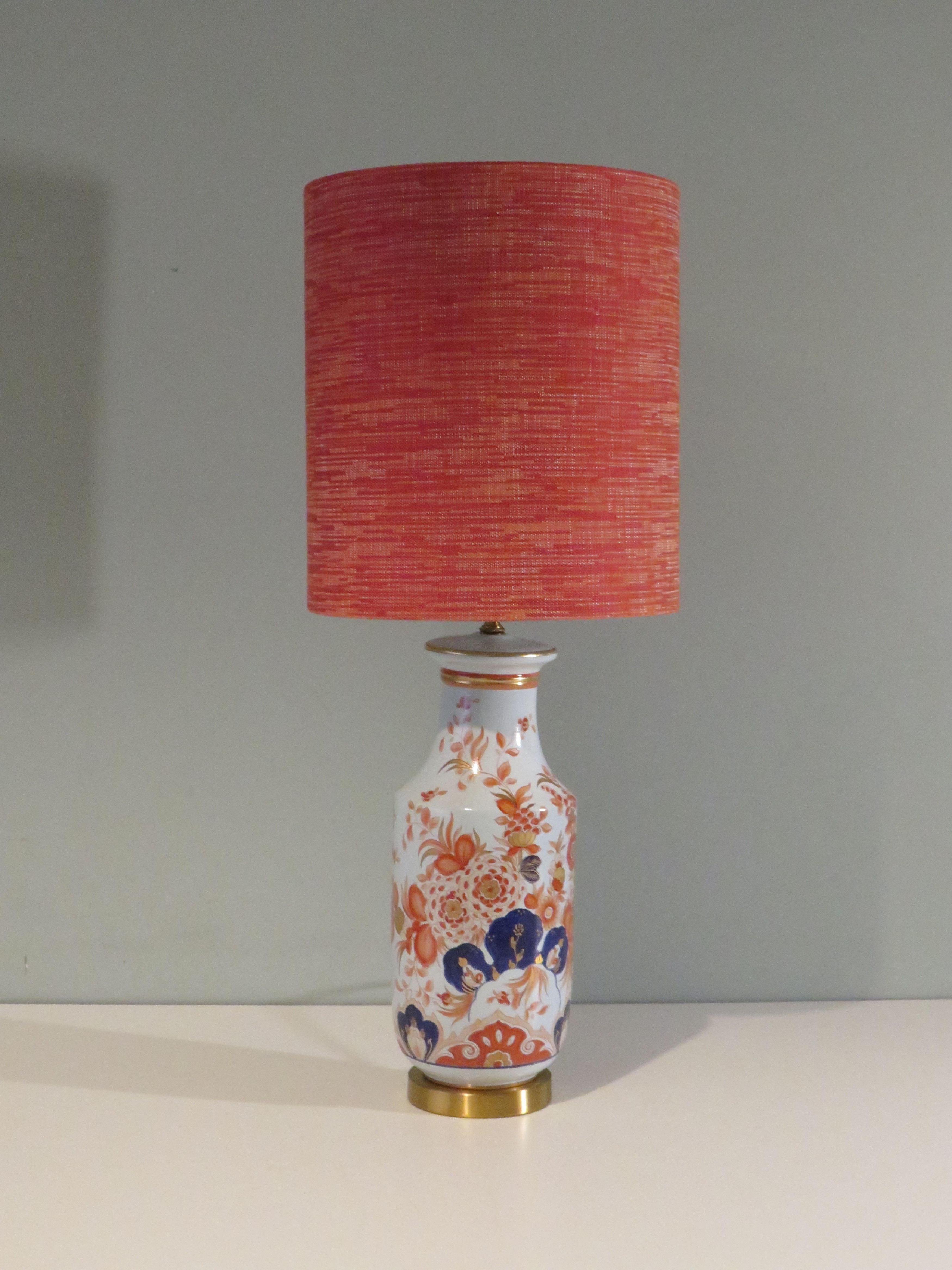 Français Grande lampe de table en céramique du milieu du siècle dernier avec un motif inspiré d'Imari. en vente