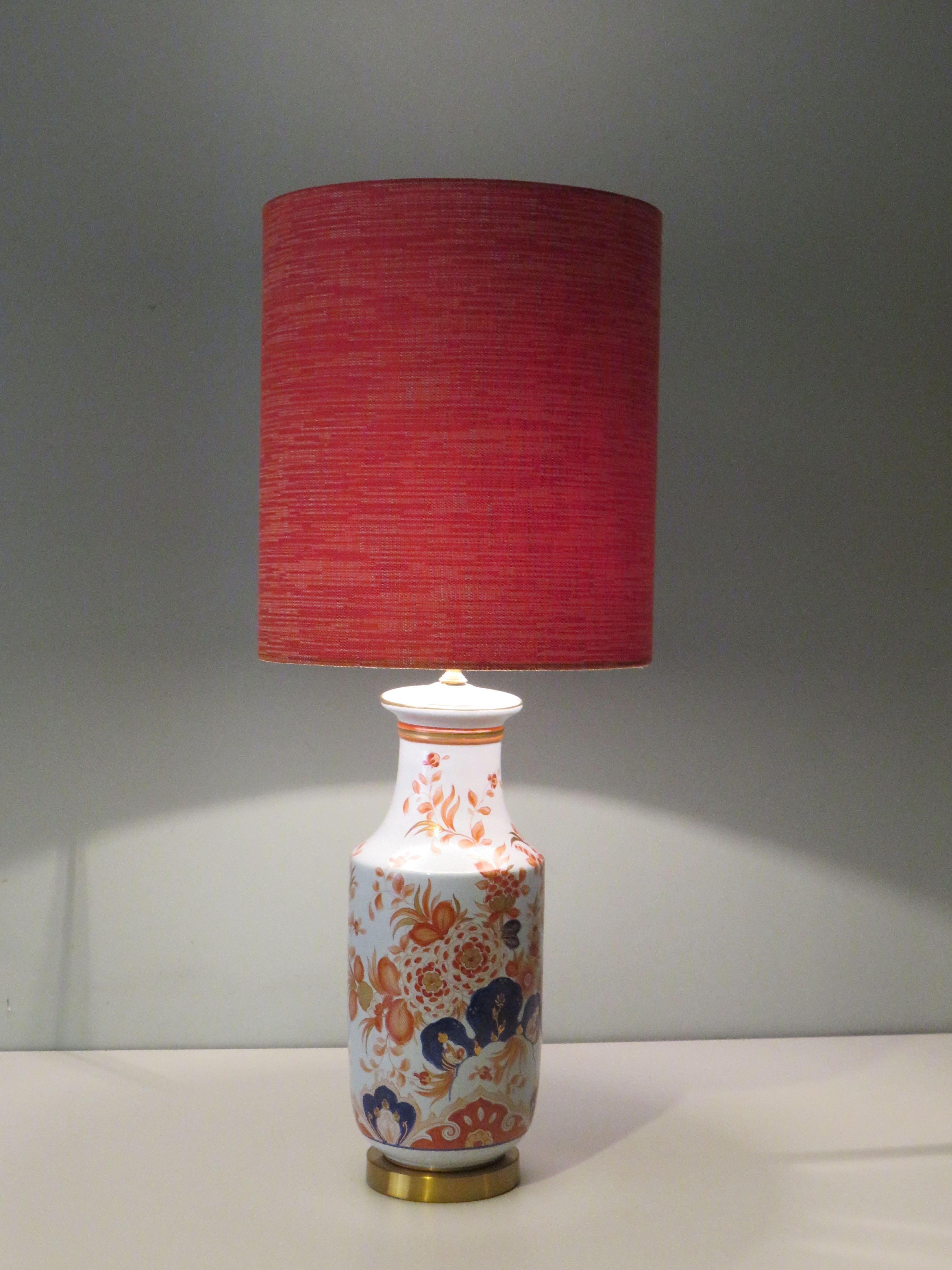 Milieu du XXe siècle Grande lampe de table en céramique du milieu du siècle dernier avec un motif inspiré d'Imari. en vente
