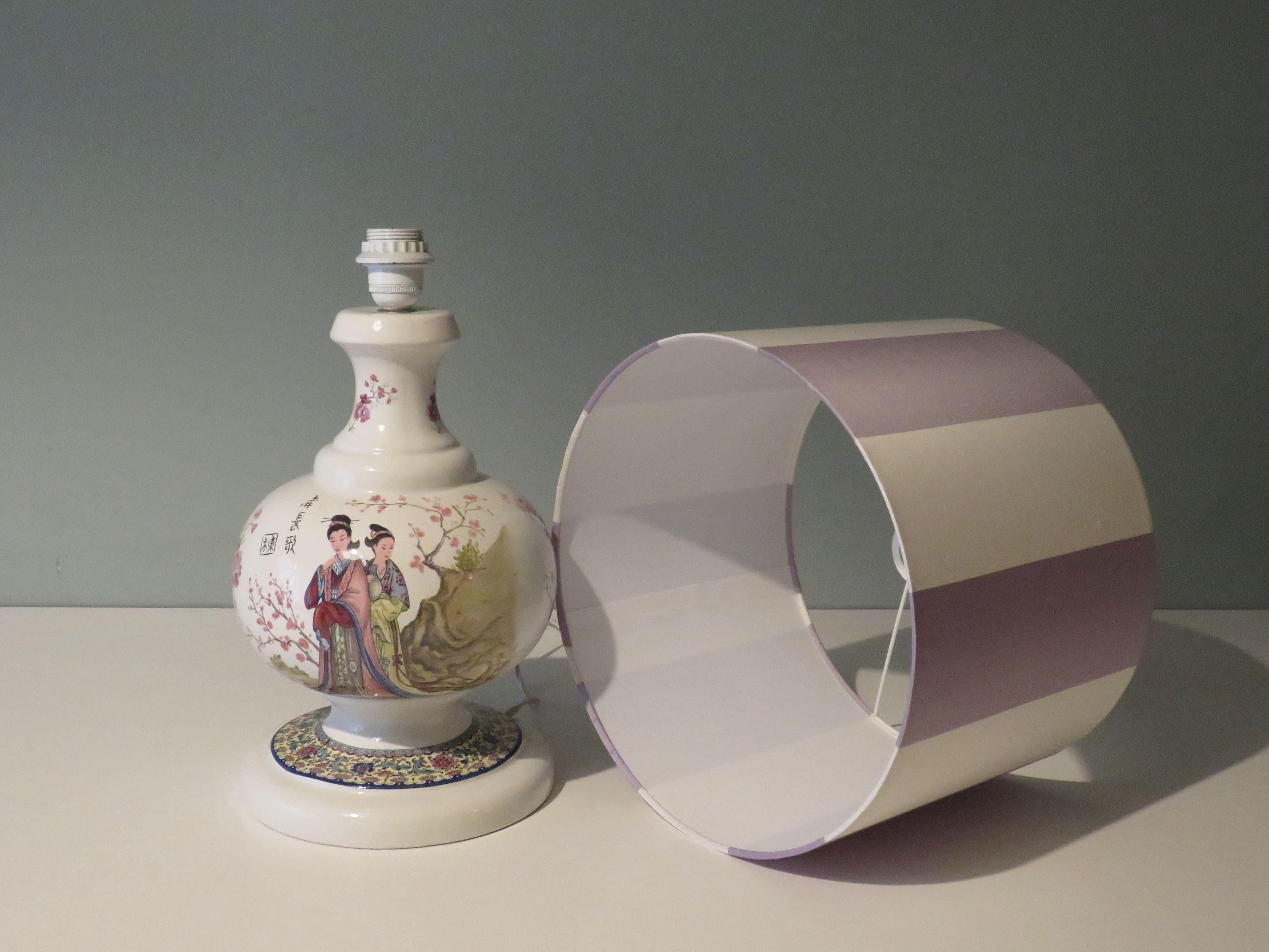 Grande lampe de table en céramique du milieu du siècle avec des images orientales. en vente 1