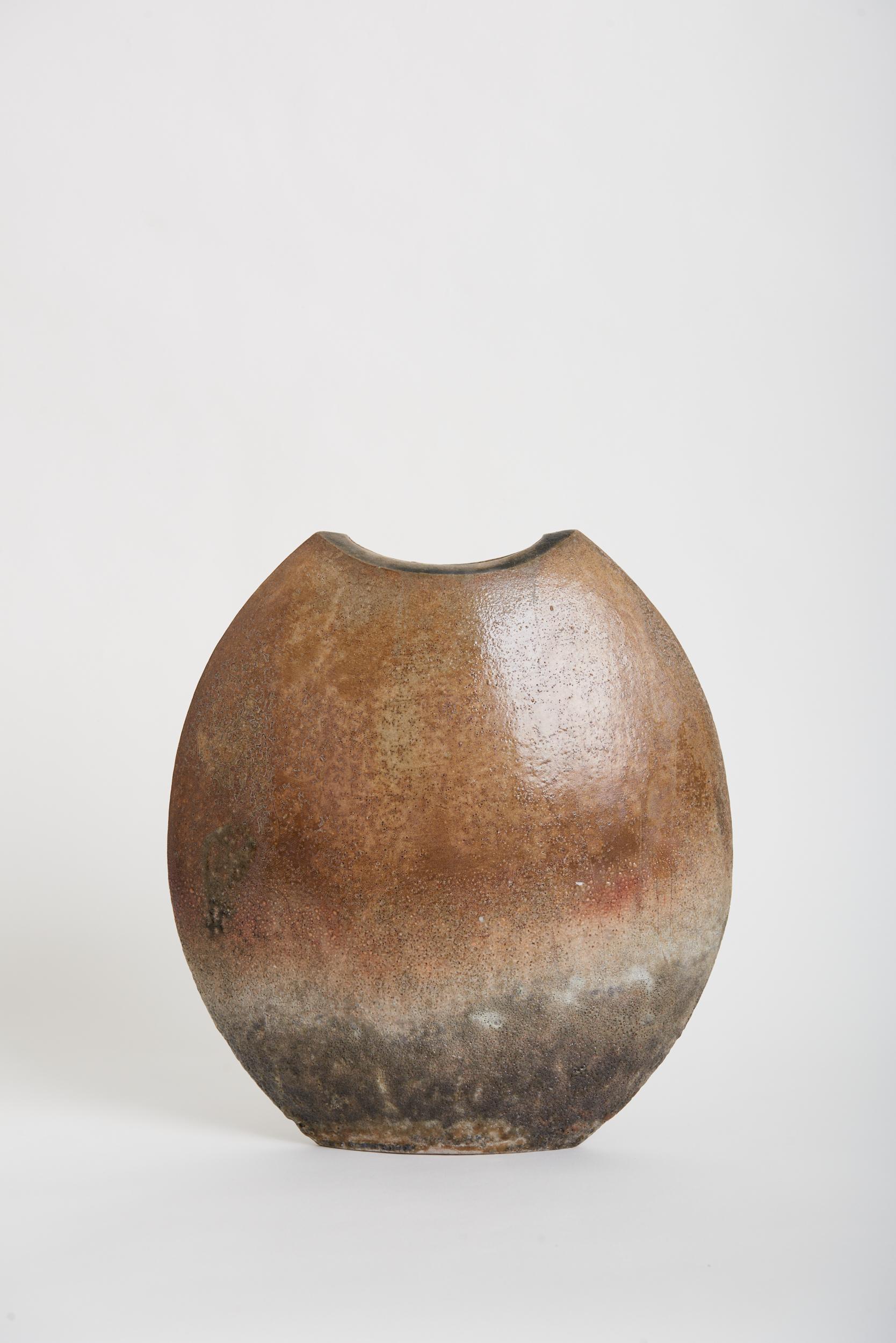 A large Studio Pottery smoked stoneware vase.
Signed, undeciphered.
Second half of the 20th century.