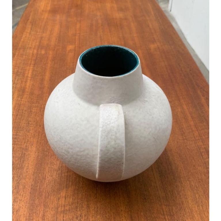 Grande vaso in ceramica di metà secolo di Carstens Tönnieshof, anni '60, in ottime condizioni. Progettato dal 1960 al 1969 prove ufficiali di autenticità come i cataloghi d'epoca,
documenti di designer o altre fonti bibliografiche.

Informazioni