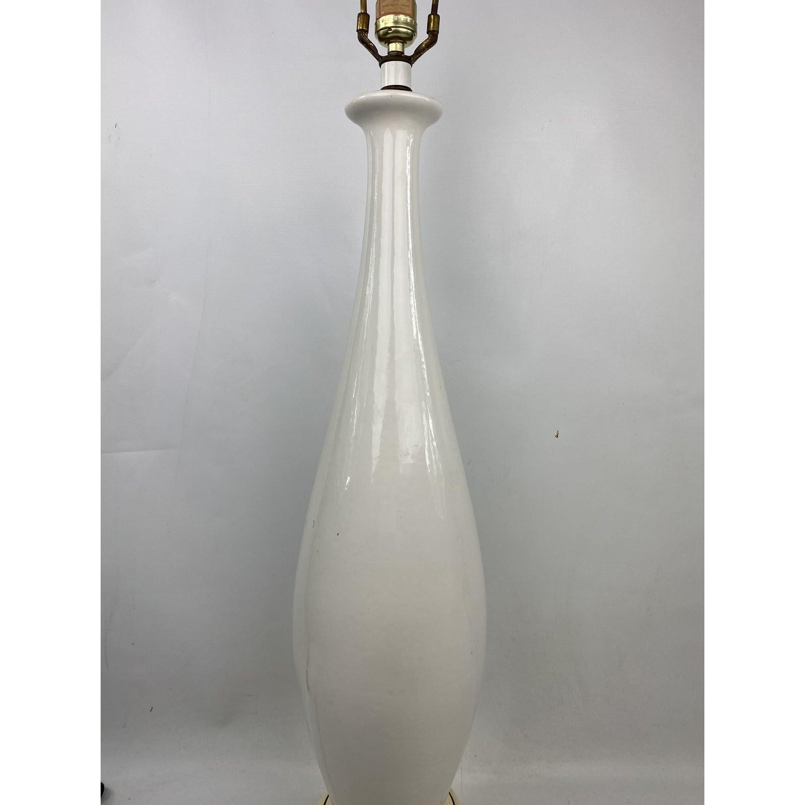 Grande lampe de table blanche en céramique du milieu du siècle.