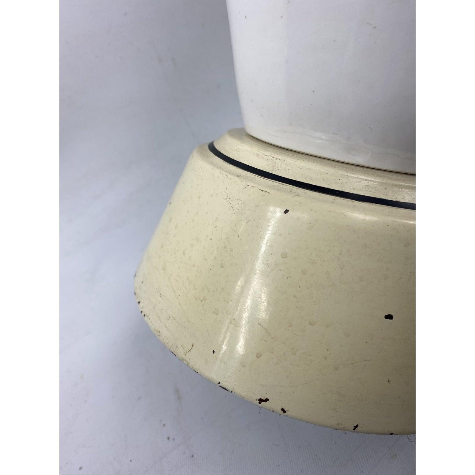 Large Mid-Century Ceramic White Table Lamp In Good Condition For Sale In Esperance, NY