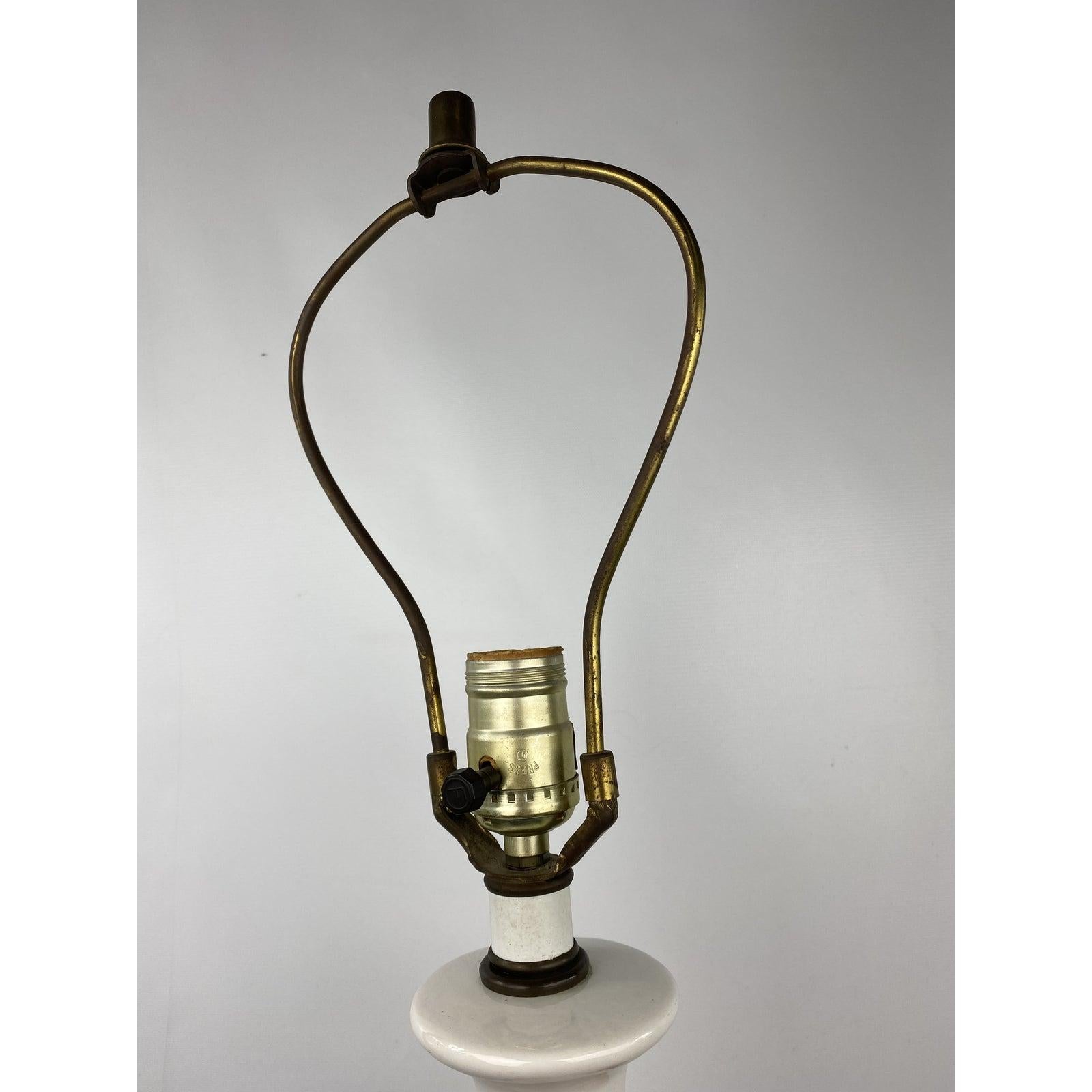 Milieu du XXe siècle Grande lampe de bureau blanche en céramique du milieu du siècle dernier en vente