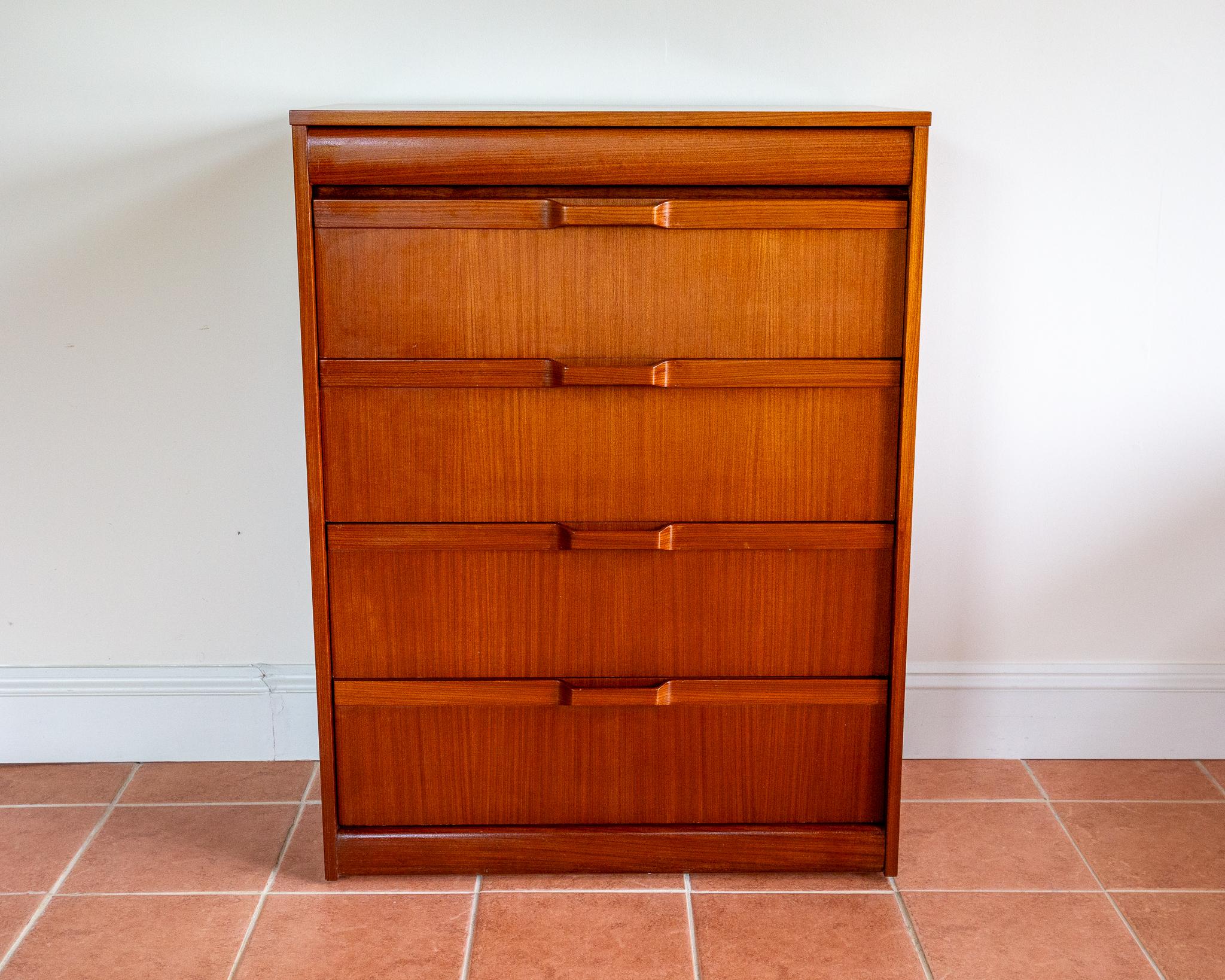 Eine sehr beeindruckende, seltene und auffallend attraktive Mid Century Kommode in schönem Vintage Zustand. Diese spektakuläre Highboy- oder Tallboy-Kommode wurde 1969 von der renommierten Möbelmanufaktur Elliotts Of Newbury in England hergestellt