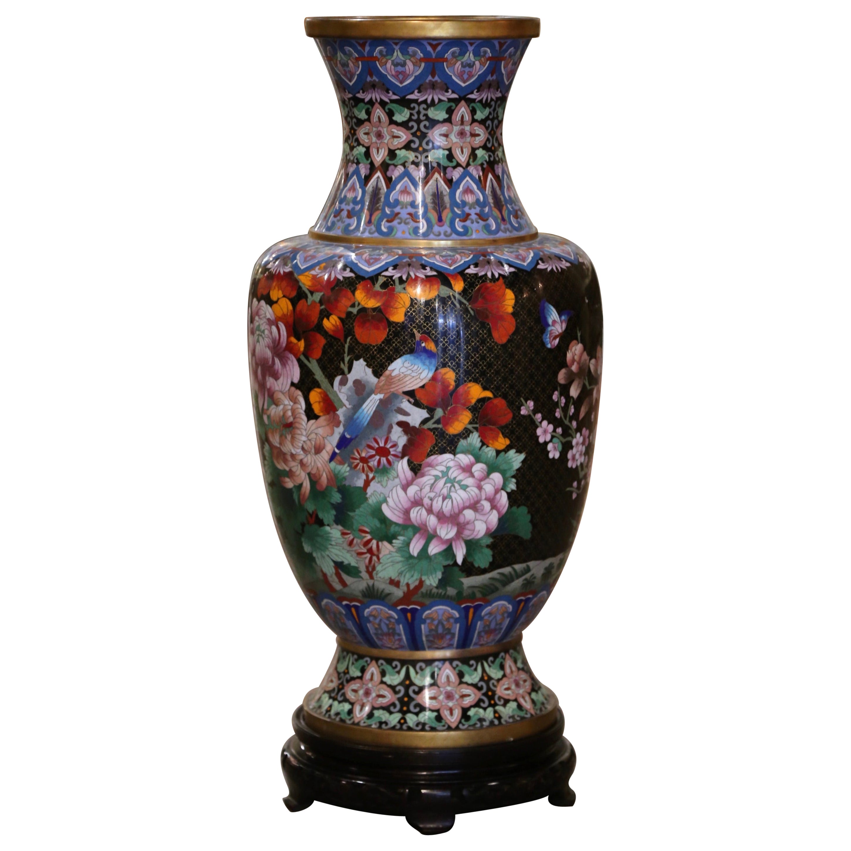 Große chinesische Champlevé-Emaille-Vase mit Vogeldekor auf hölzernem Stand aus der Mitte des Jahrhunderts