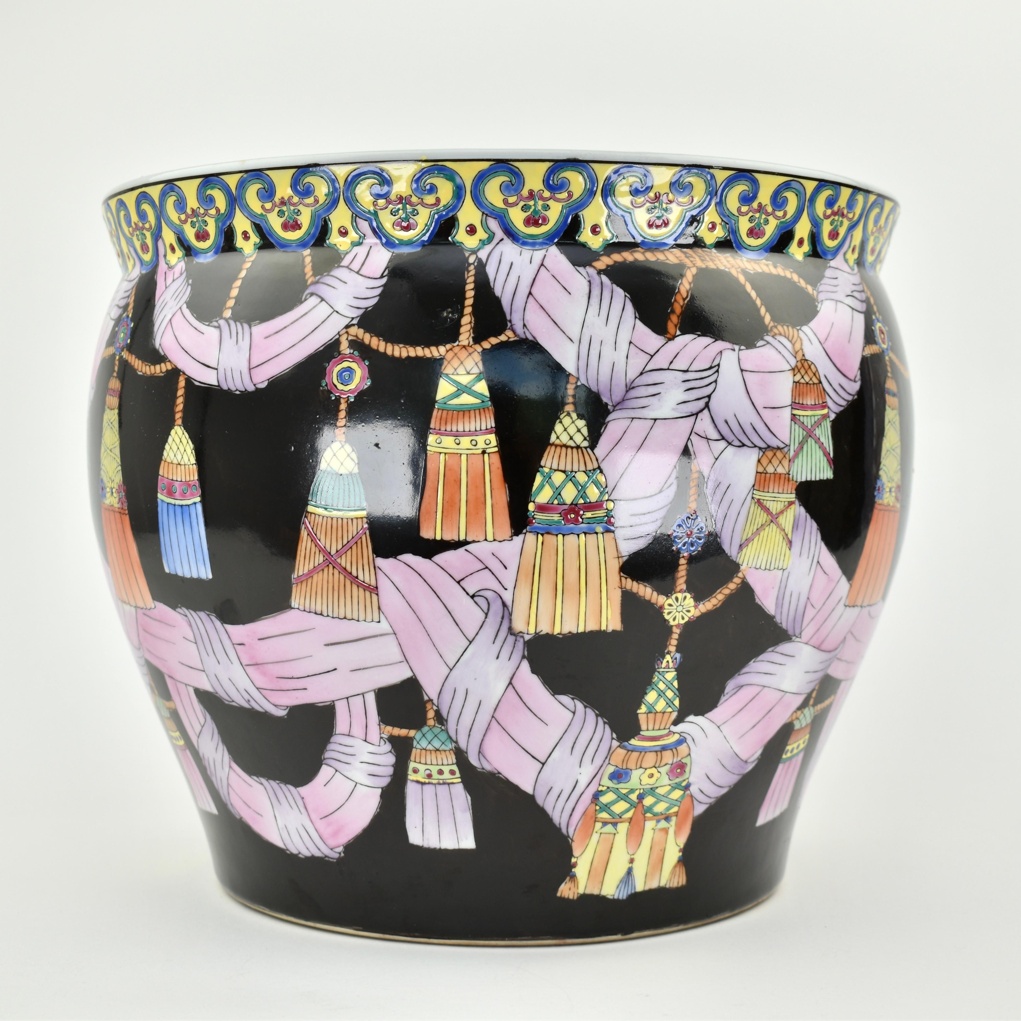 Stunning and rare large chinese planter. This porcelain pot has an intricate enamelled tassel design on the outside. Glazed in white on on the inside.  Apocryphal Qianlong mark on the underside. In great undamaged condition.

Height: 27 cm /