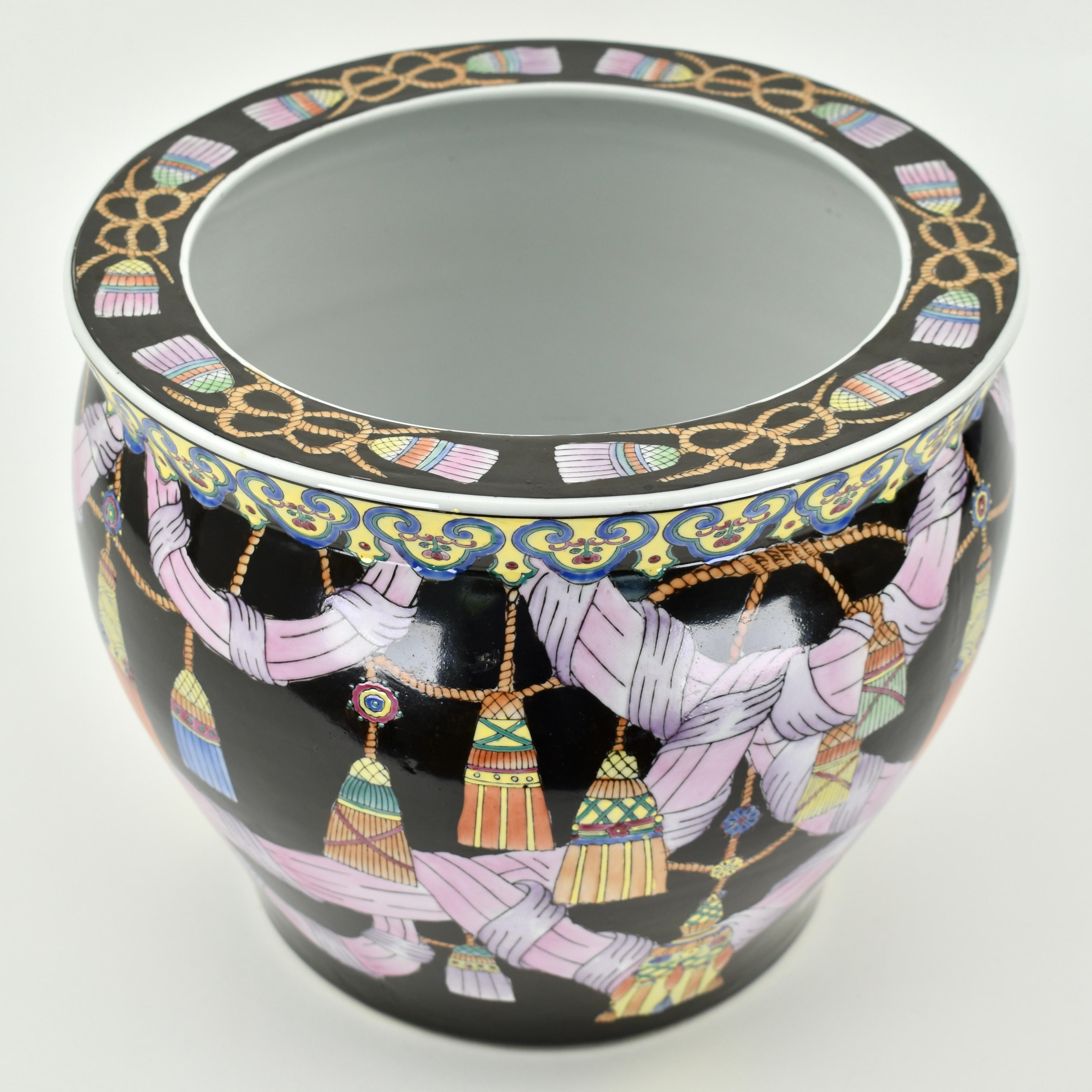 Large Mid Century Chinese Planter with Tassels Chinoiserie en venta