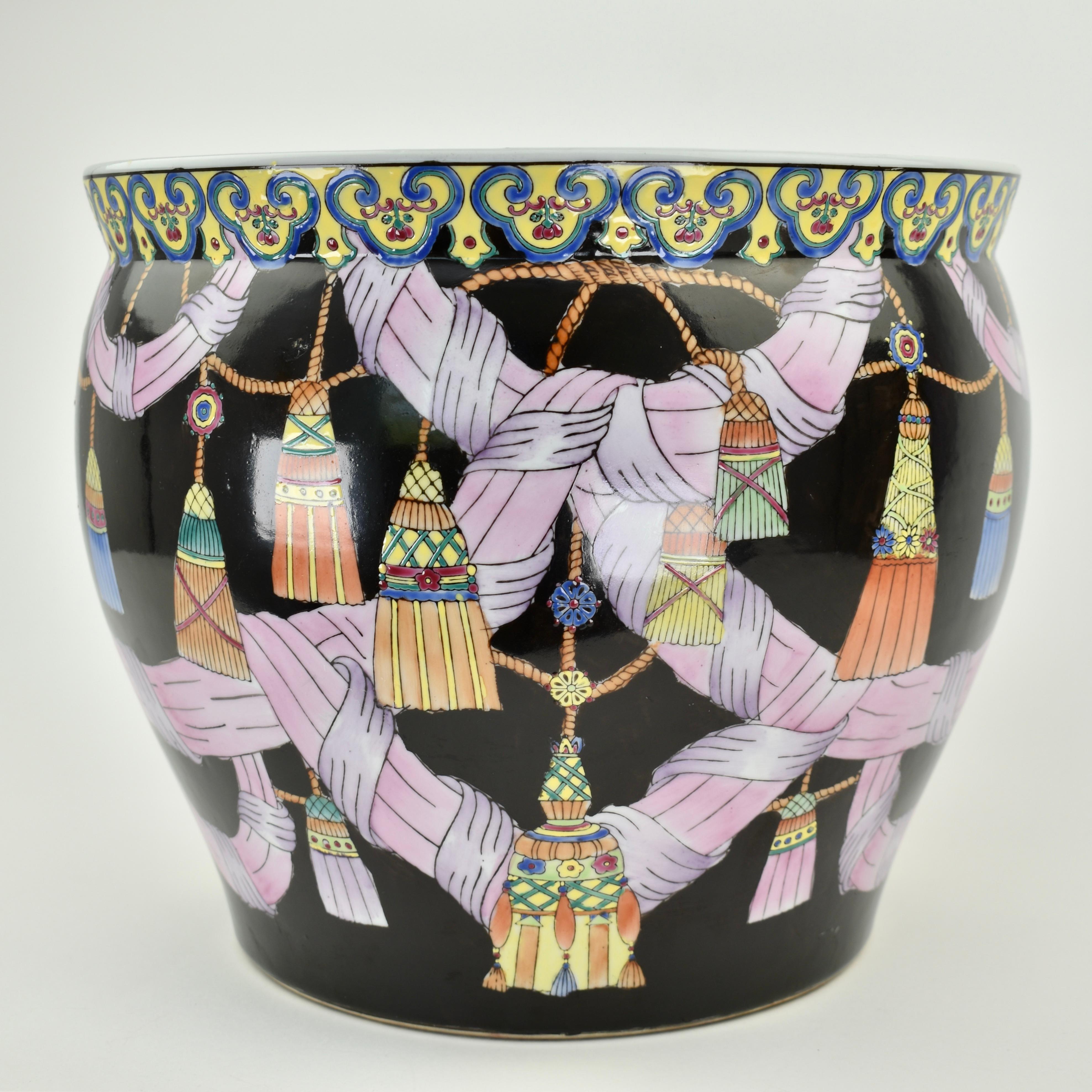Large Mid Century Chinese Planter with Tassels Chino en venta