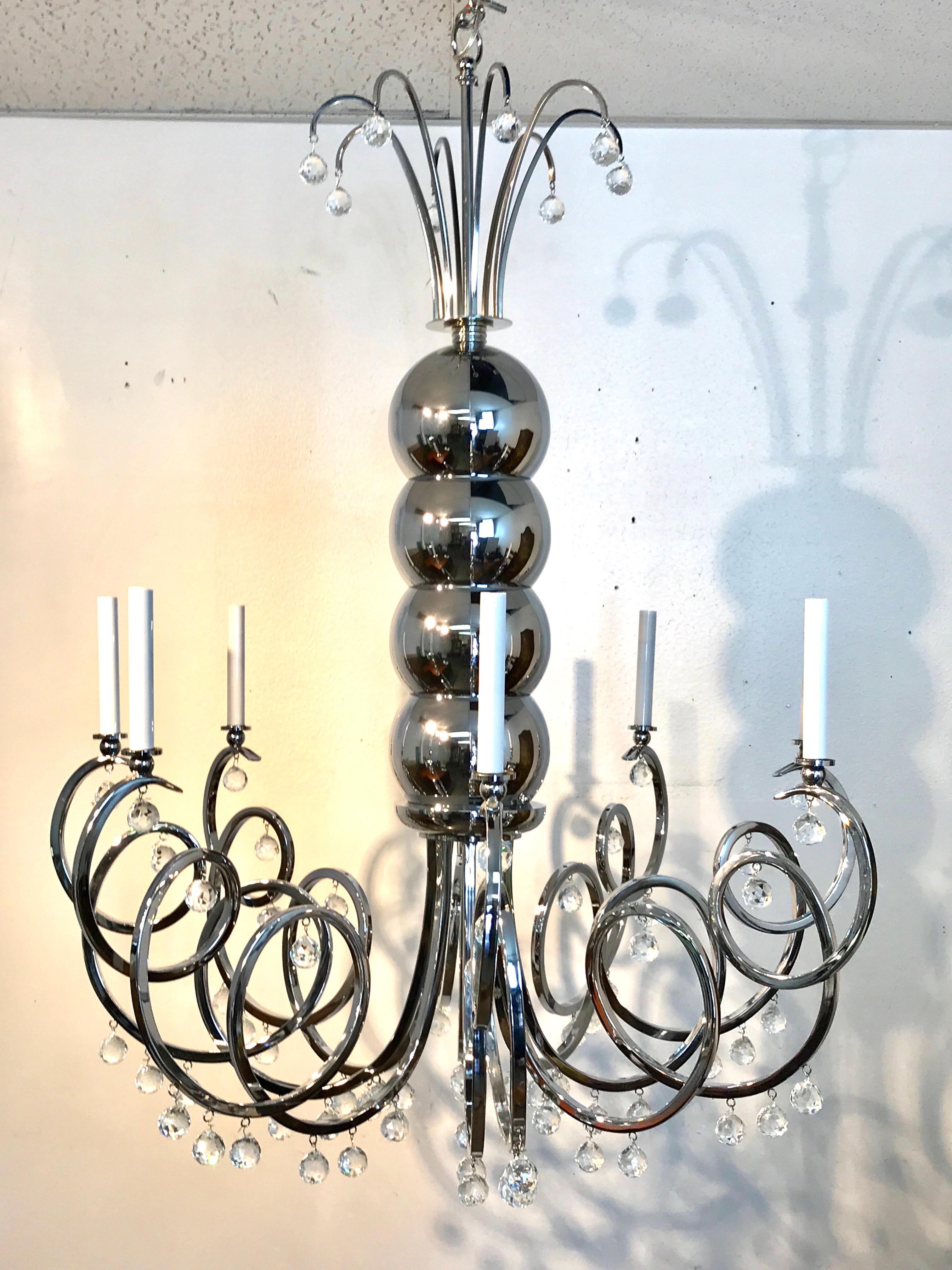 Mid-Century Modern Grand lustre à huit lumières en chrome et cristal du milieu du siècle dernier en vente