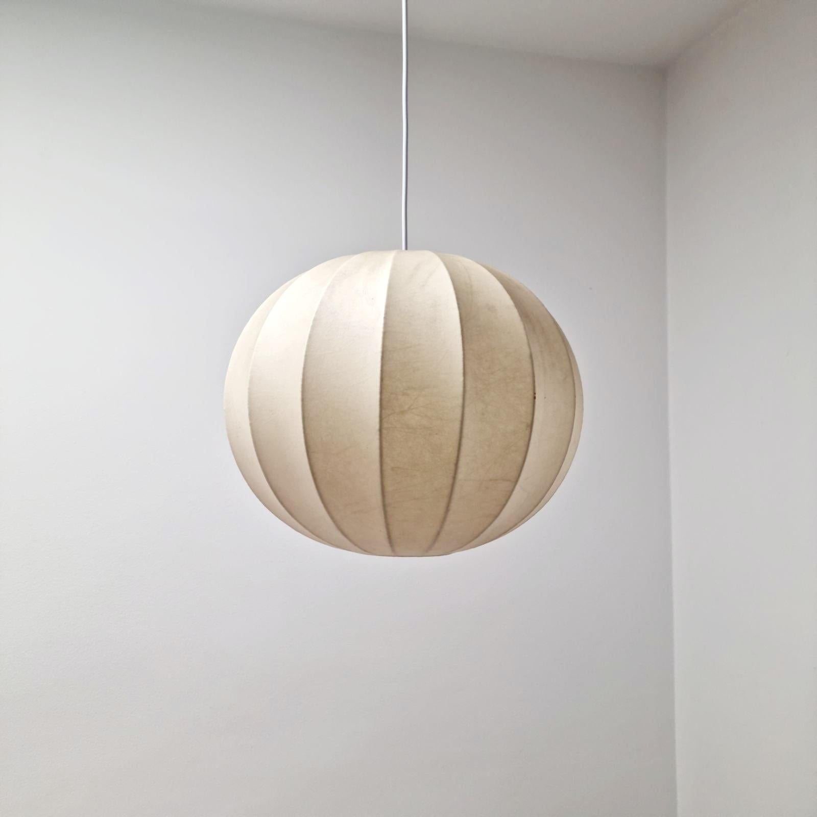 Große Cocoon-Hängeleuchte aus der Mitte des Jahrhunderts von Castiglioni für Hille, Italien, 60er Jahre im Angebot 4