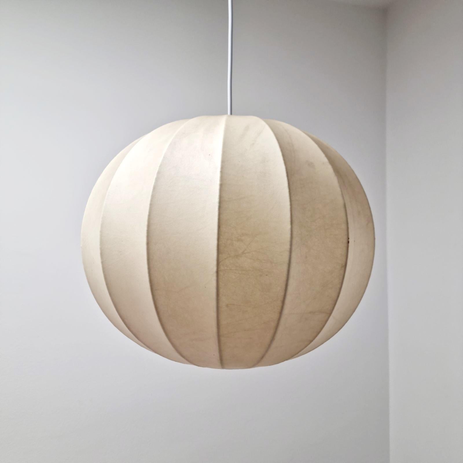 Große Cocoon-Hängeleuchte aus der Mitte des Jahrhunderts von Castiglioni für Hille, Italien, 60er Jahre (Moderne der Mitte des Jahrhunderts) im Angebot