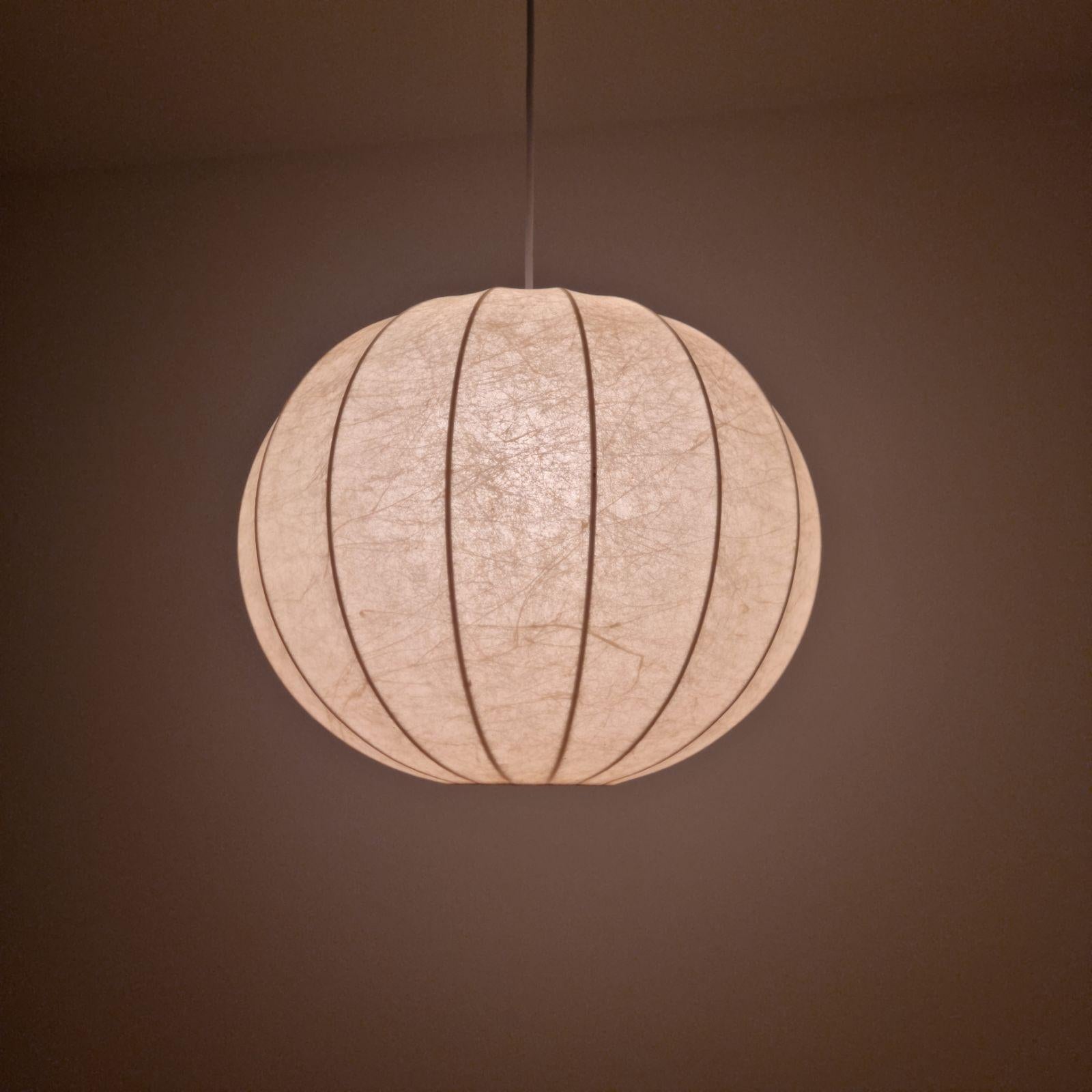 Große Cocoon-Hängeleuchte aus der Mitte des Jahrhunderts von Castiglioni für Hille, Italien, 60er Jahre im Zustand „Hervorragend“ im Angebot in Lucija, SI