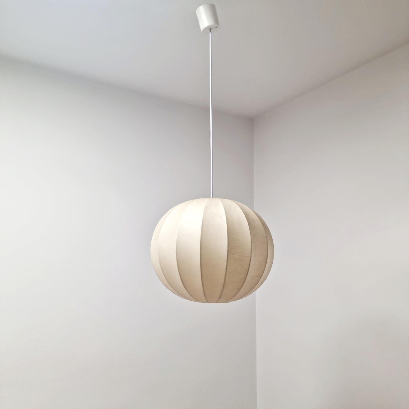 Große Cocoon-Hängeleuchte aus der Mitte des Jahrhunderts von Castiglioni für Hille, Italien, 60er Jahre (Mitte des 20. Jahrhunderts) im Angebot