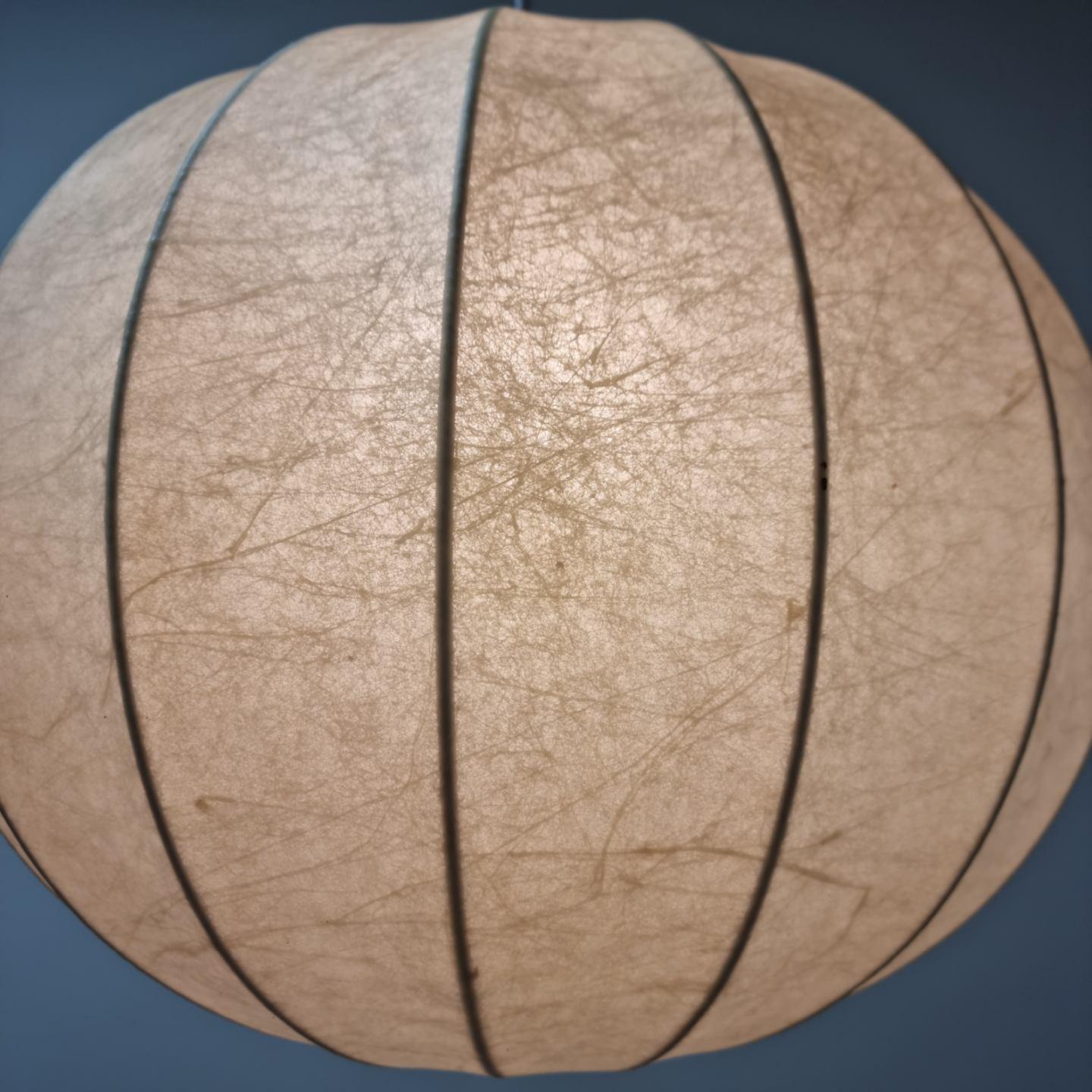 Große Cocoon-Hängeleuchte aus der Mitte des Jahrhunderts von Castiglioni für Hille, Italien, 60er Jahre (Metall) im Angebot