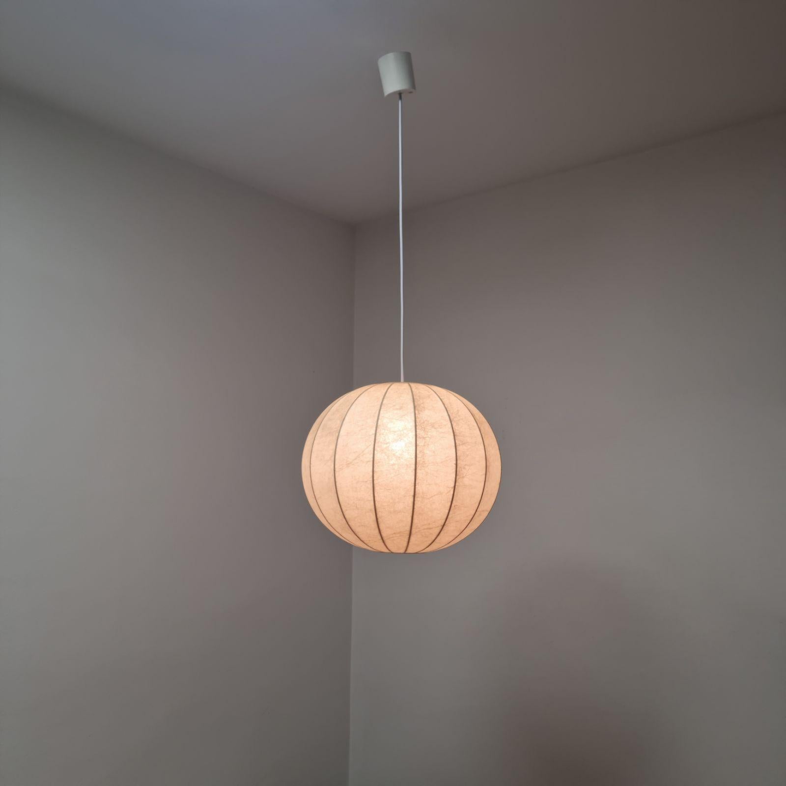 Große Cocoon-Hängeleuchte aus der Mitte des Jahrhunderts von Castiglioni für Hille, Italien, 60er Jahre im Angebot 2