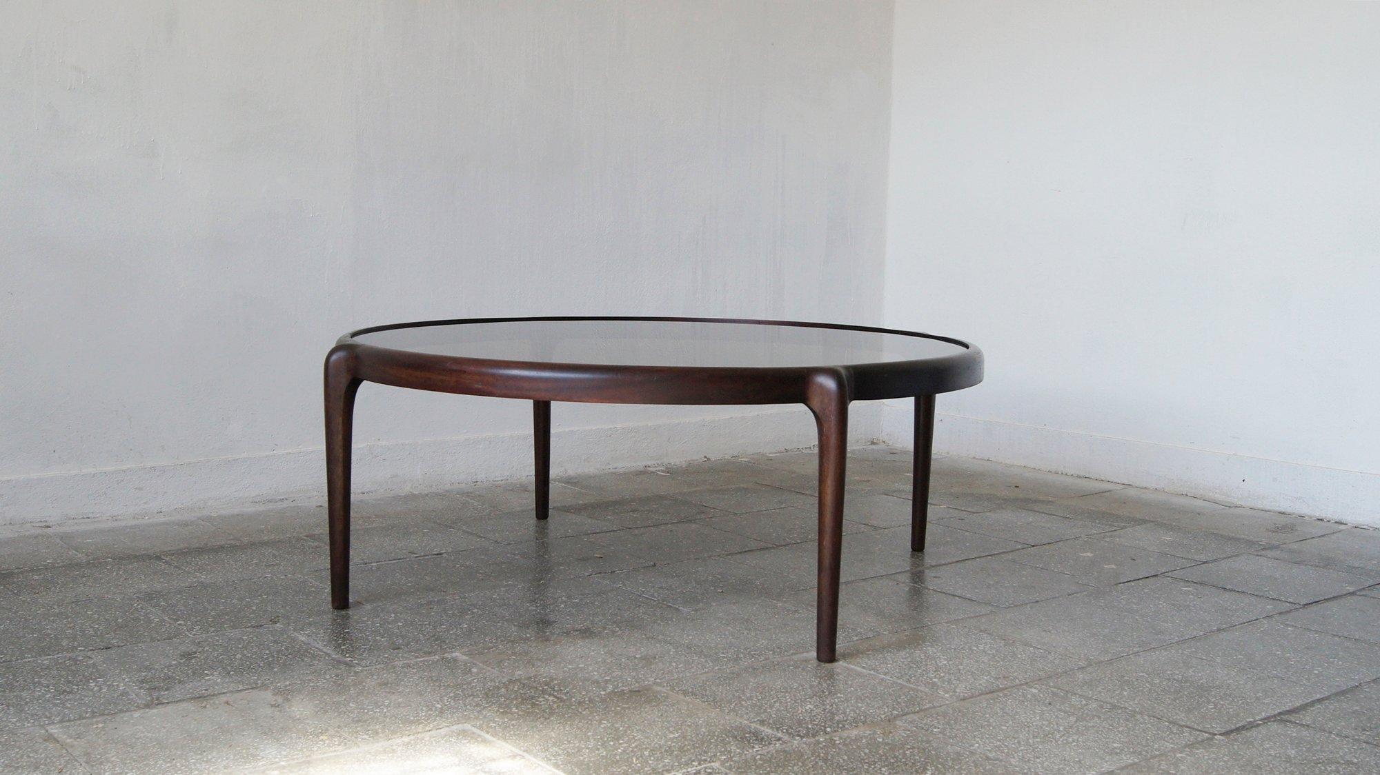  La table basse présentée ici est une œuvre d'art dans laquelle l'attention exceptionnelle portée aux détails rencontre la beauté naturelle des matériaux. Sa forme n'est pas le fruit du hasard : chaque ligne et chaque courbe ont été soigneusement