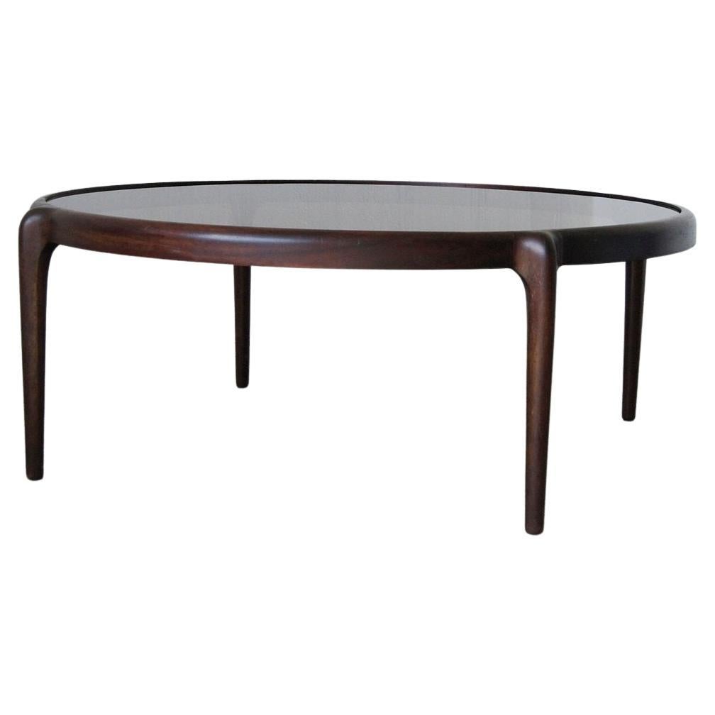 Grande table basse du milieu du siècle en acajou en vente