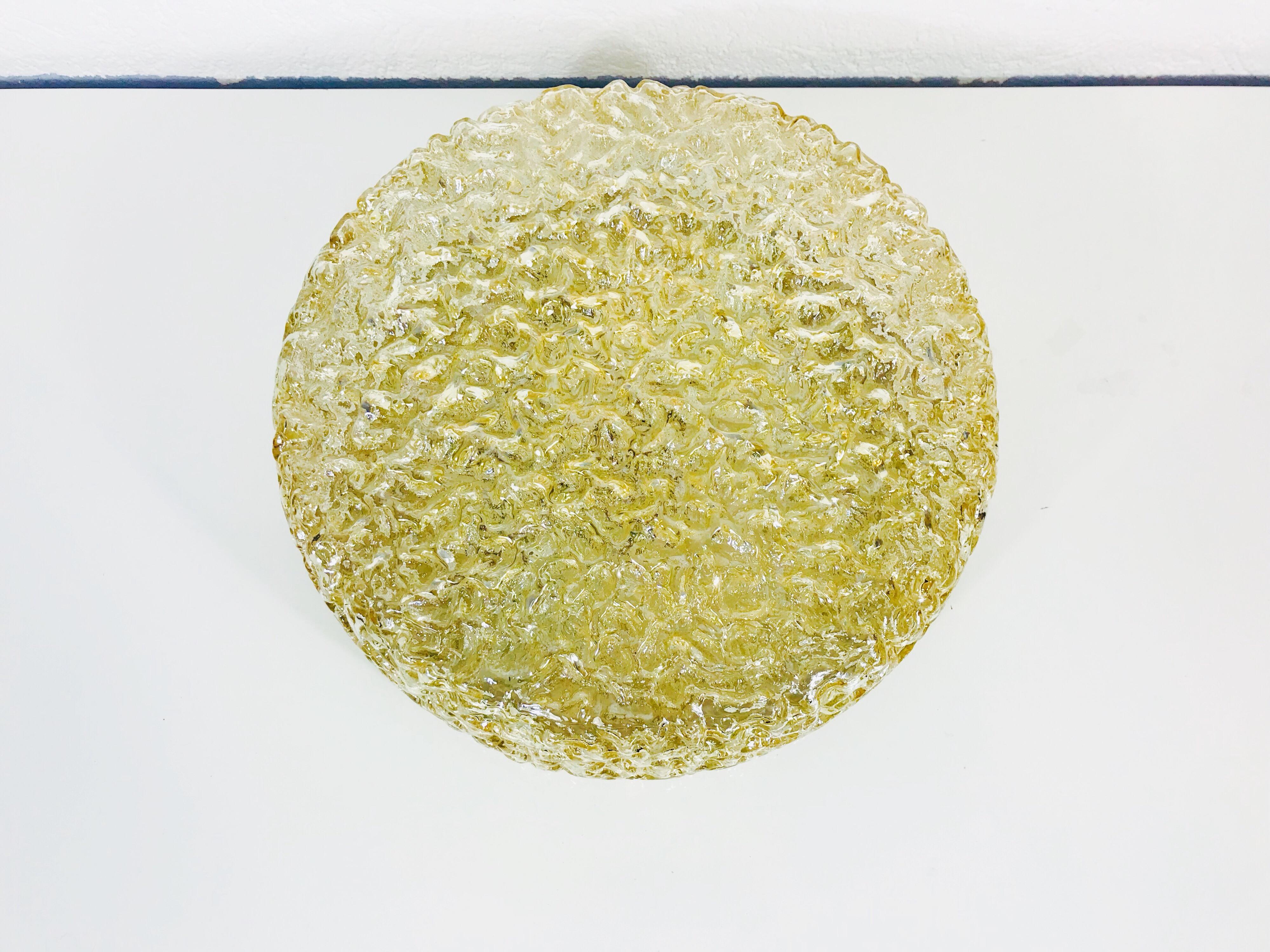 Eine Unterputzleuchte aus Kristallglas von Glashütte Limburg, hergestellt in Deutschland in den 1960er Jahren. Sie fasziniert durch ihre seltene und massive Glasform.

Abmessungen:

Höhe: 6 cm

Durchmesser: 40 cm.
 