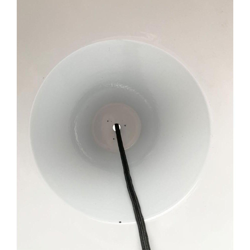 Simple enamel pendant light by the Danish manufacturer Louis Poulsen. Also known as Enamel Amatur or Arbejdpendel. Here in the rare, large version in black.

An archetypal design. Functional pendulum in the classic form of an industrial or workshop