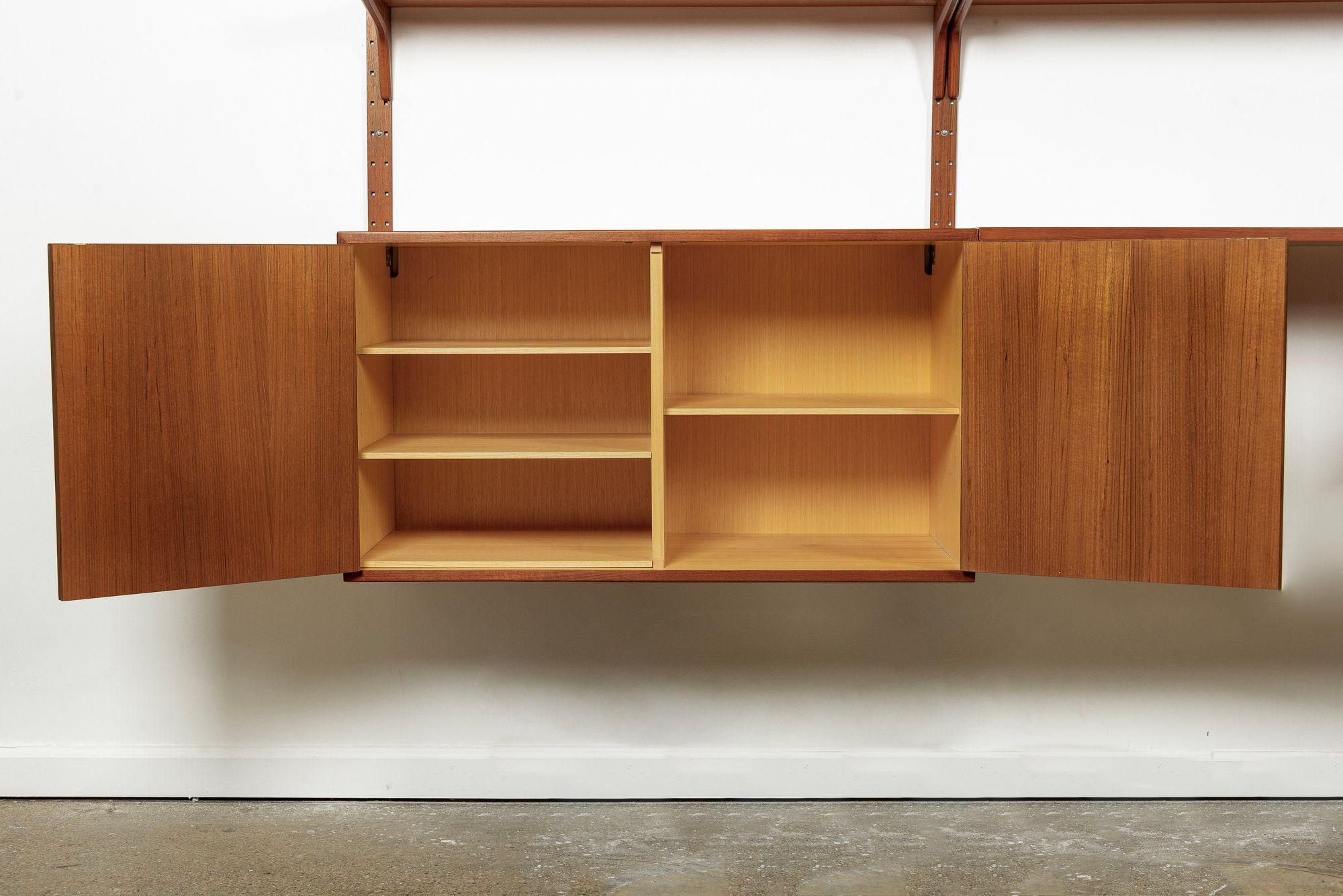 Large Mid Century Danish HG Teak Wood Modular Wall Unit Shelving & Bookcase In Good Condition For Sale In Detroit, MI